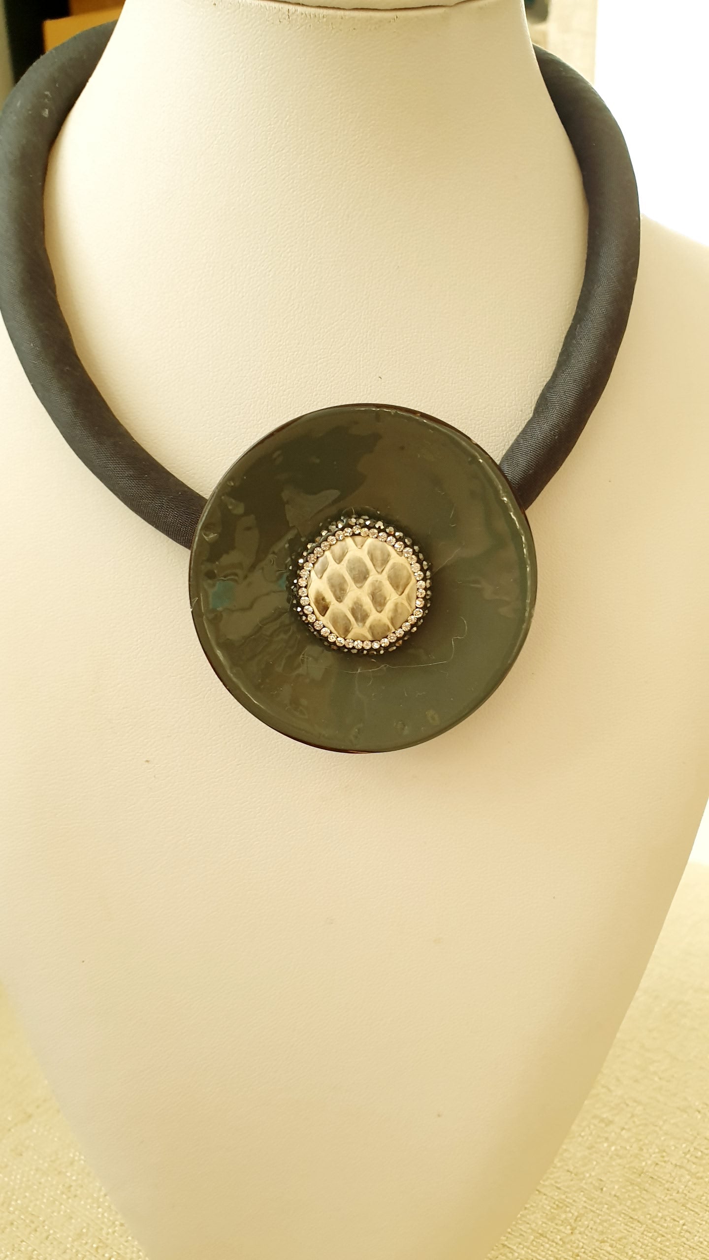 Girocollo in seta con disco laccato grigio, resina e marcassite.