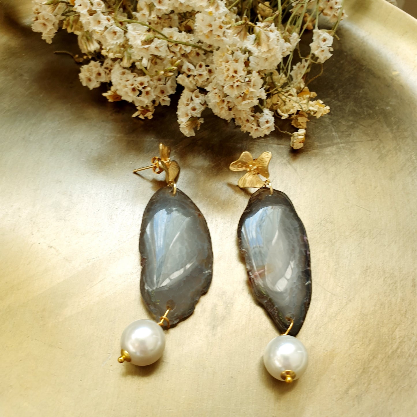 Orecchini in ottone con agata e perle barocche