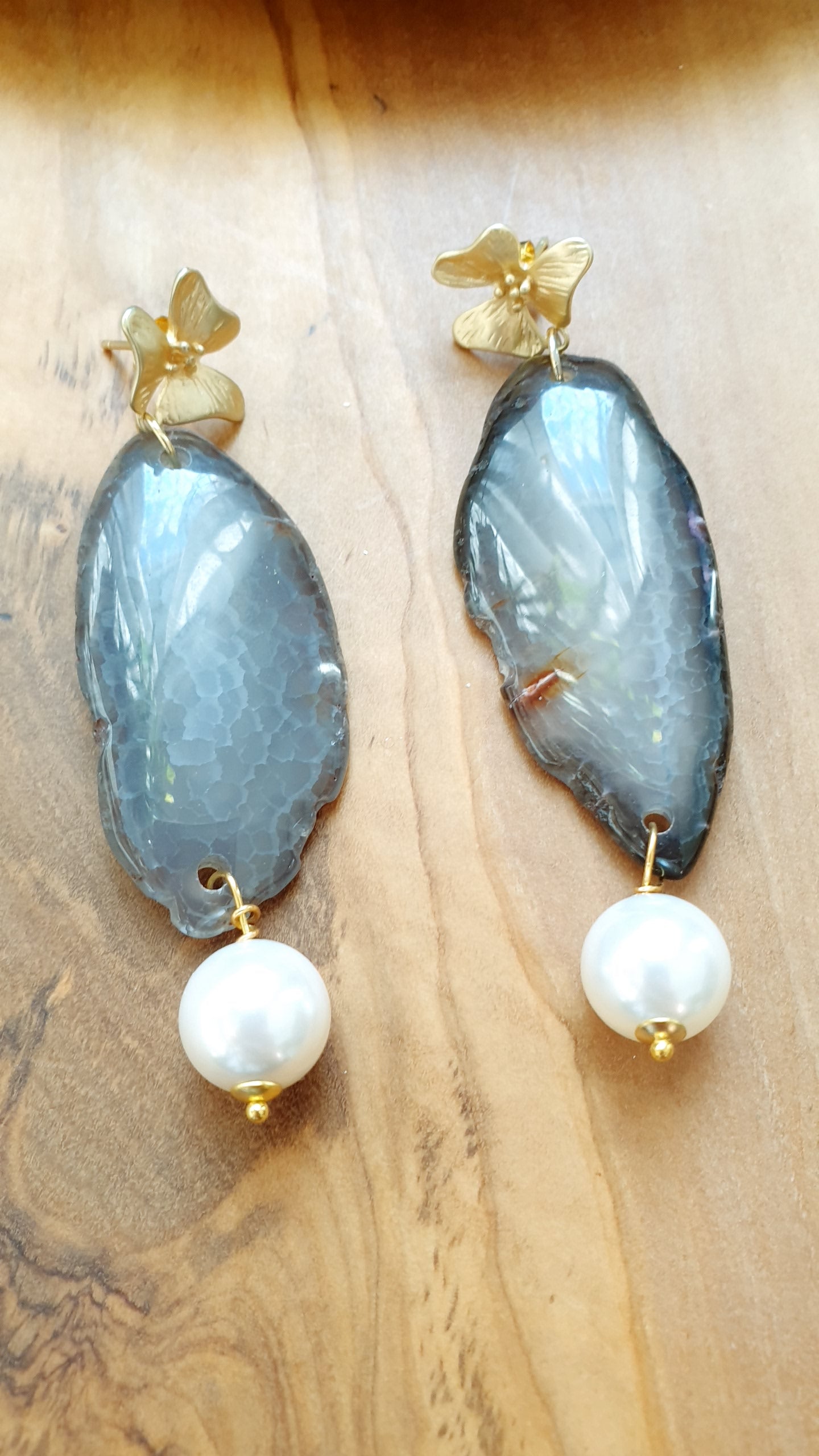 Orecchini in ottone con agata e perle barocche