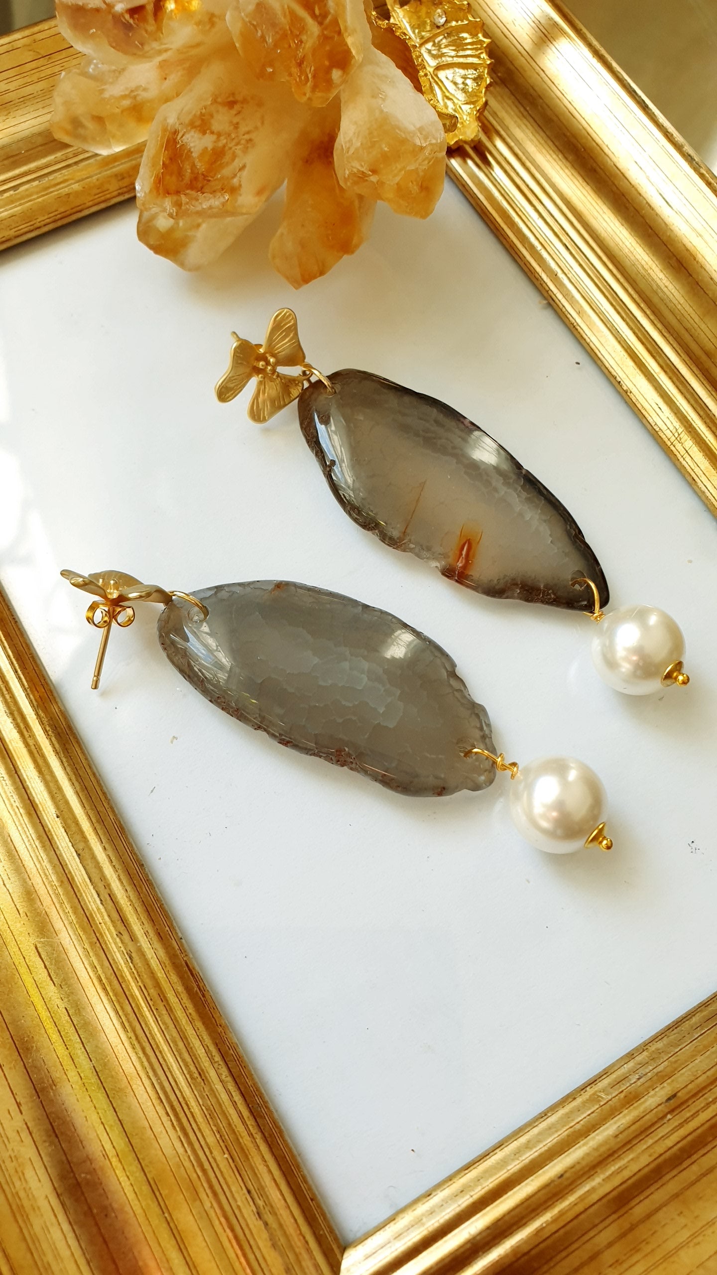 Orecchini in ottone con agata e perle barocche