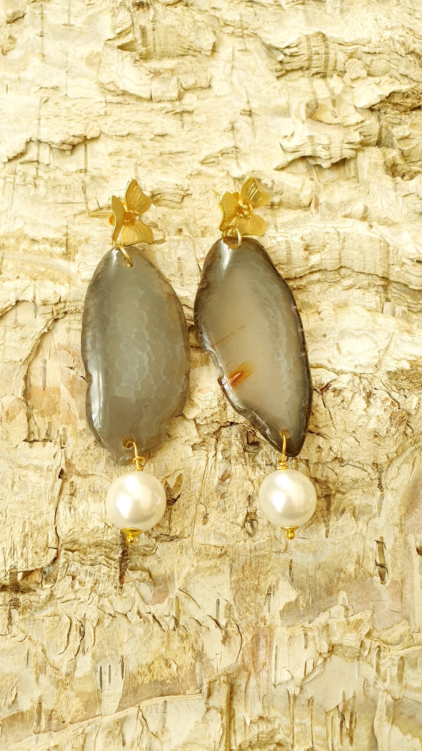 Orecchini in ottone con agata e perle barocche