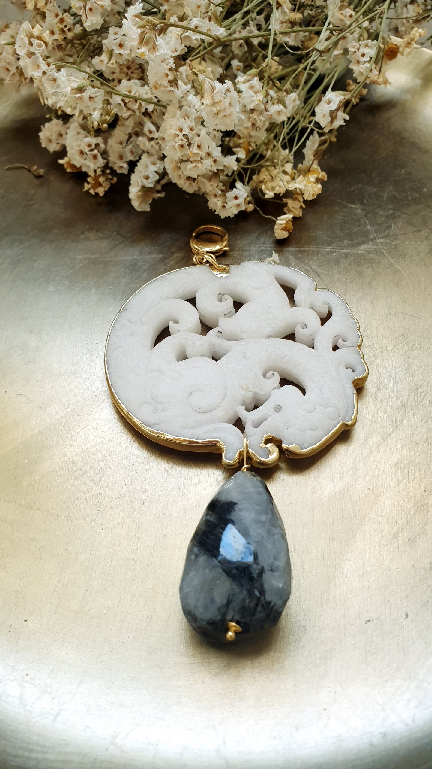 Ciondolo mala con giada,  quarzo tormalinato.