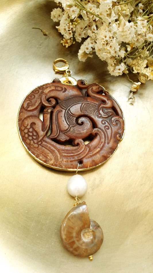 Ciondolo mala con perla e ammonite