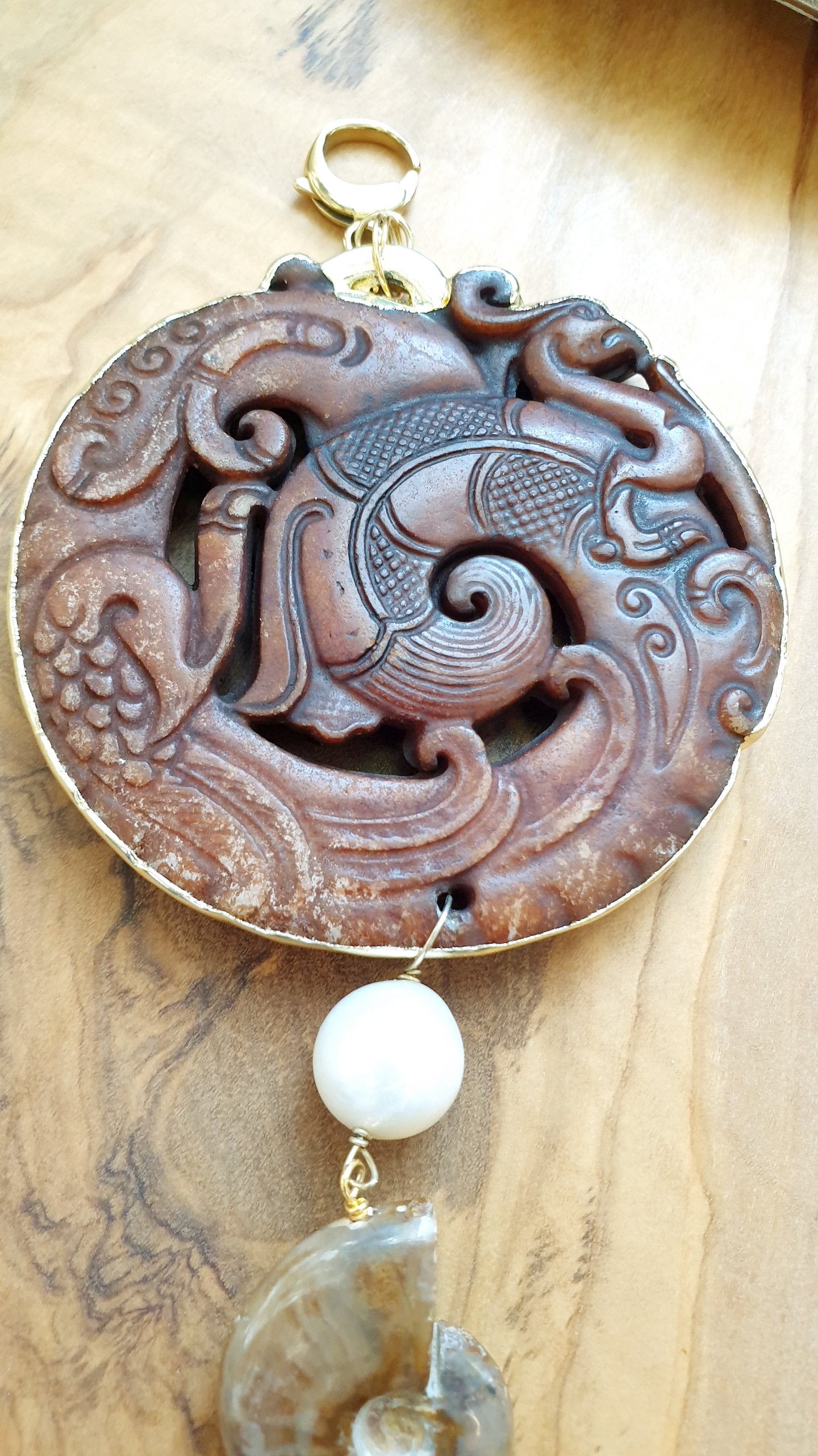 Ciondolo mala con perla e ammonite