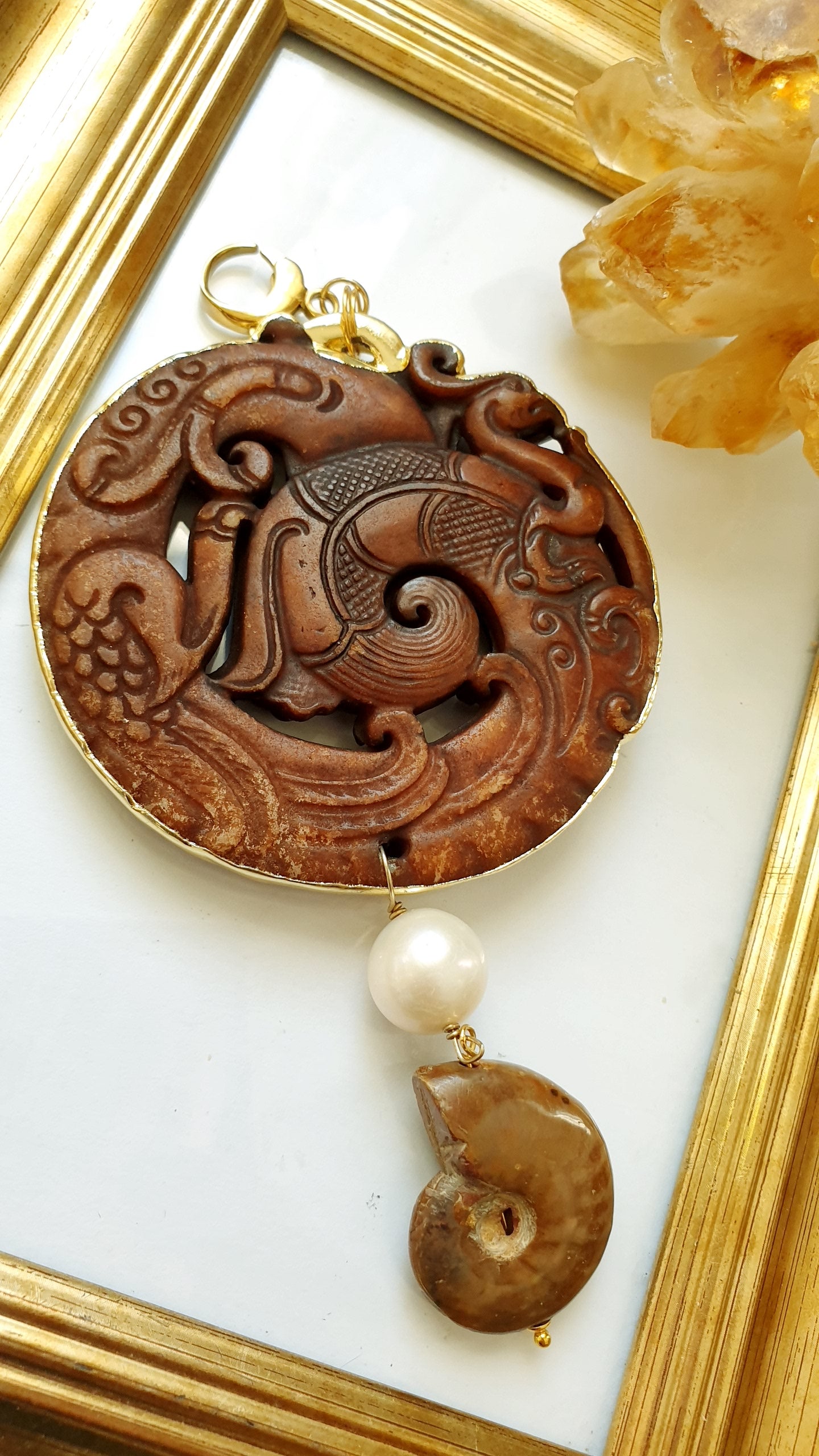 Ciondolo mala con perla e ammonite