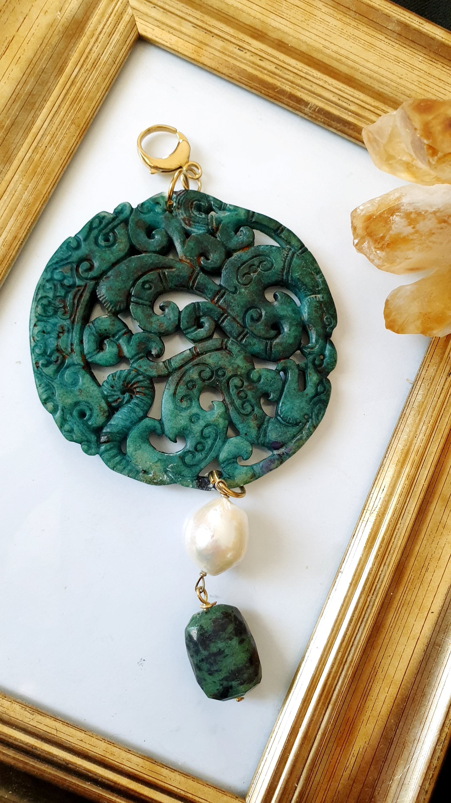 Ciondolo mala con giada, perla barocca e rubizoisite