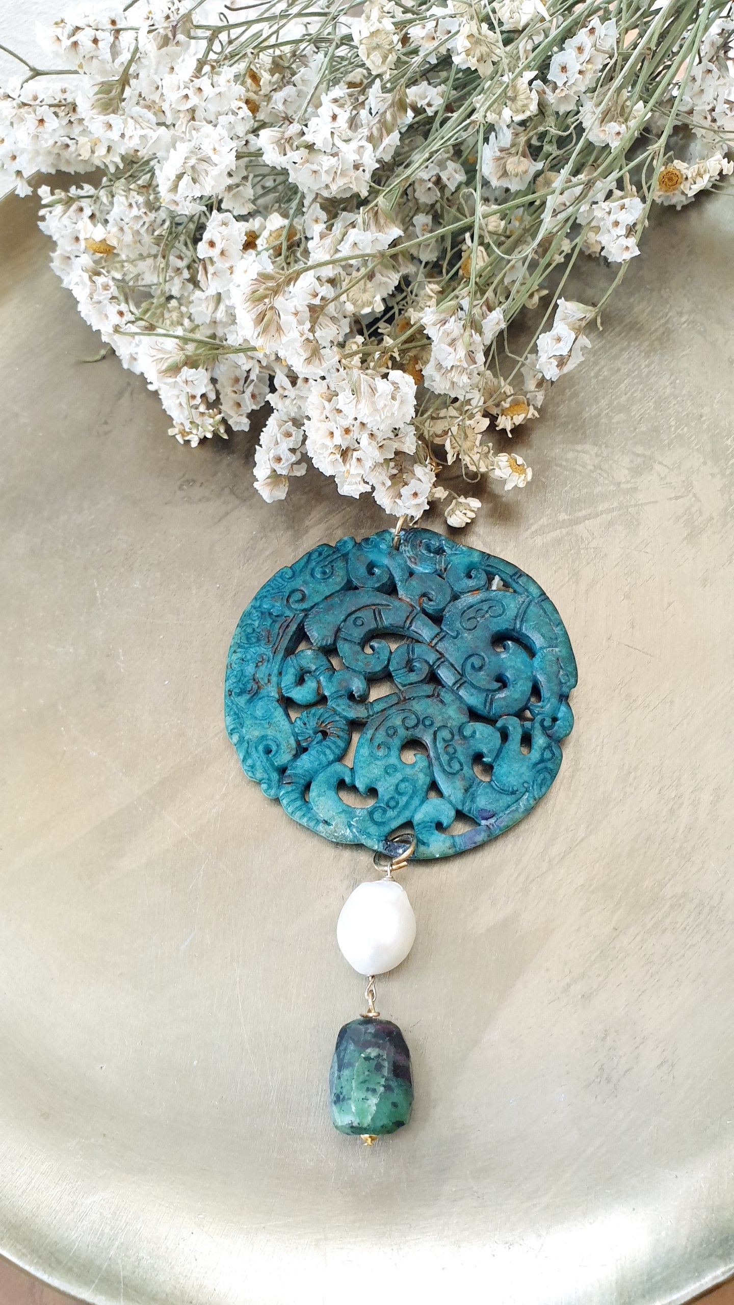 Ciondolo mala con giada, perla barocca e rubizoisite