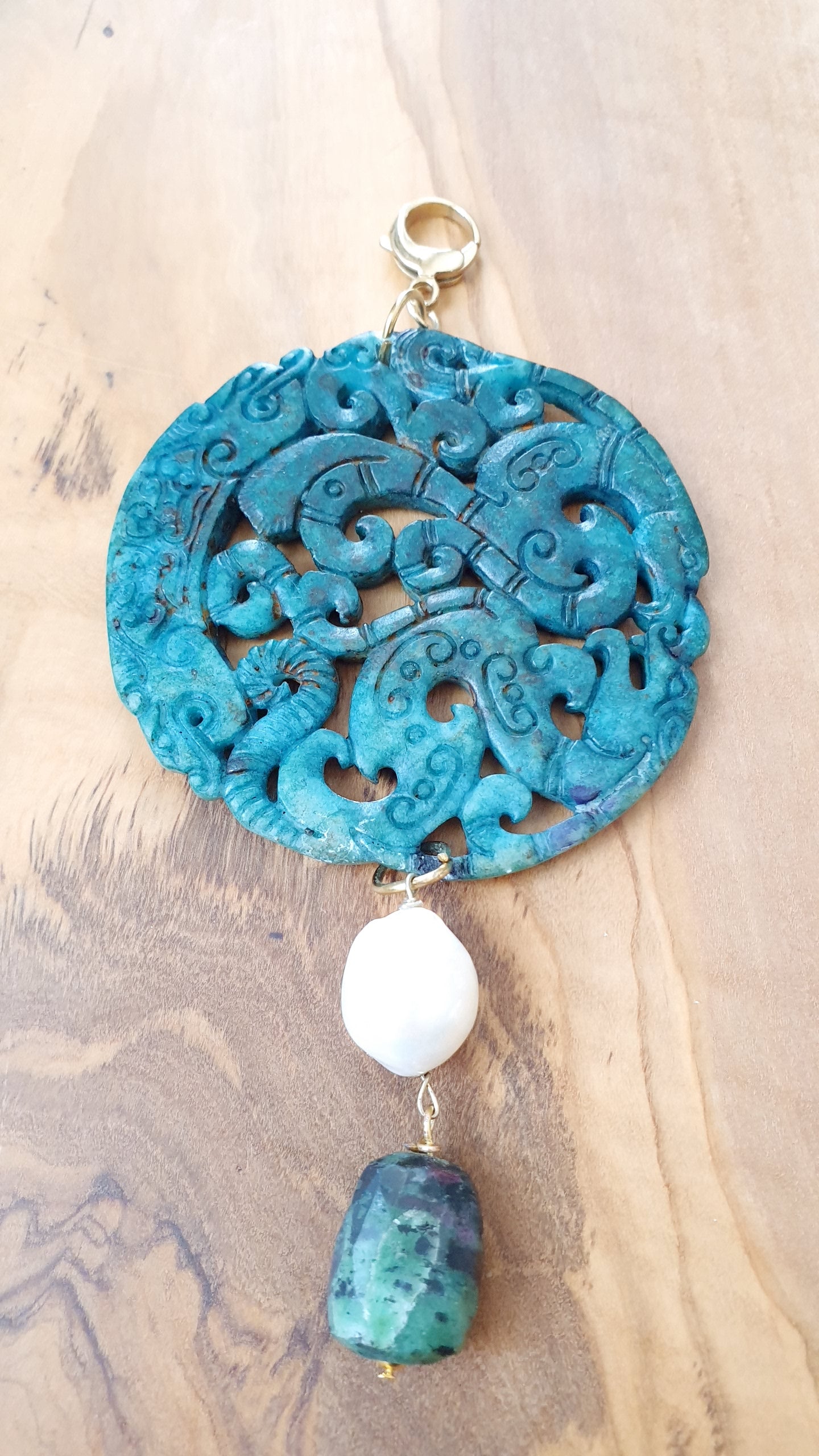 Ciondolo mala con giada, perla barocca e rubizoisite