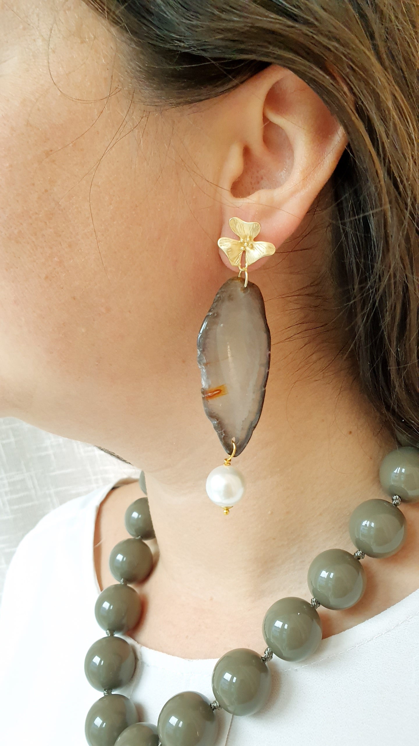 Orecchini in ottone con agata e perle barocche