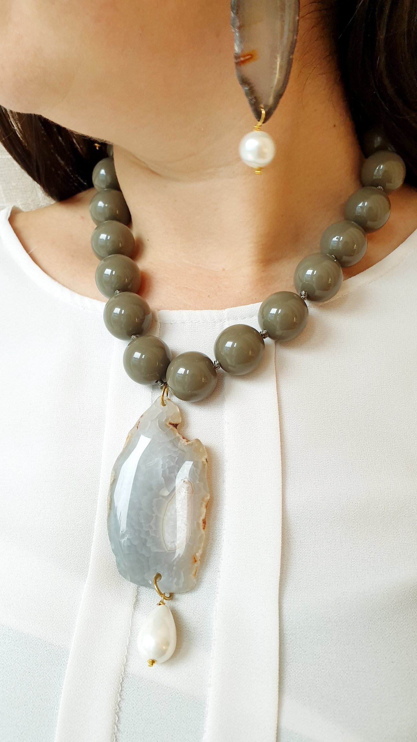 Girocollo in resina con agata e perla di Maiorca.