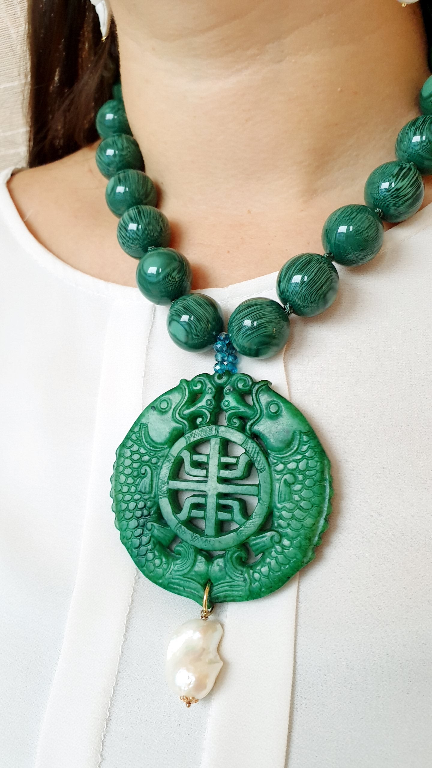 Girocollo in resina con giada e perla barocca