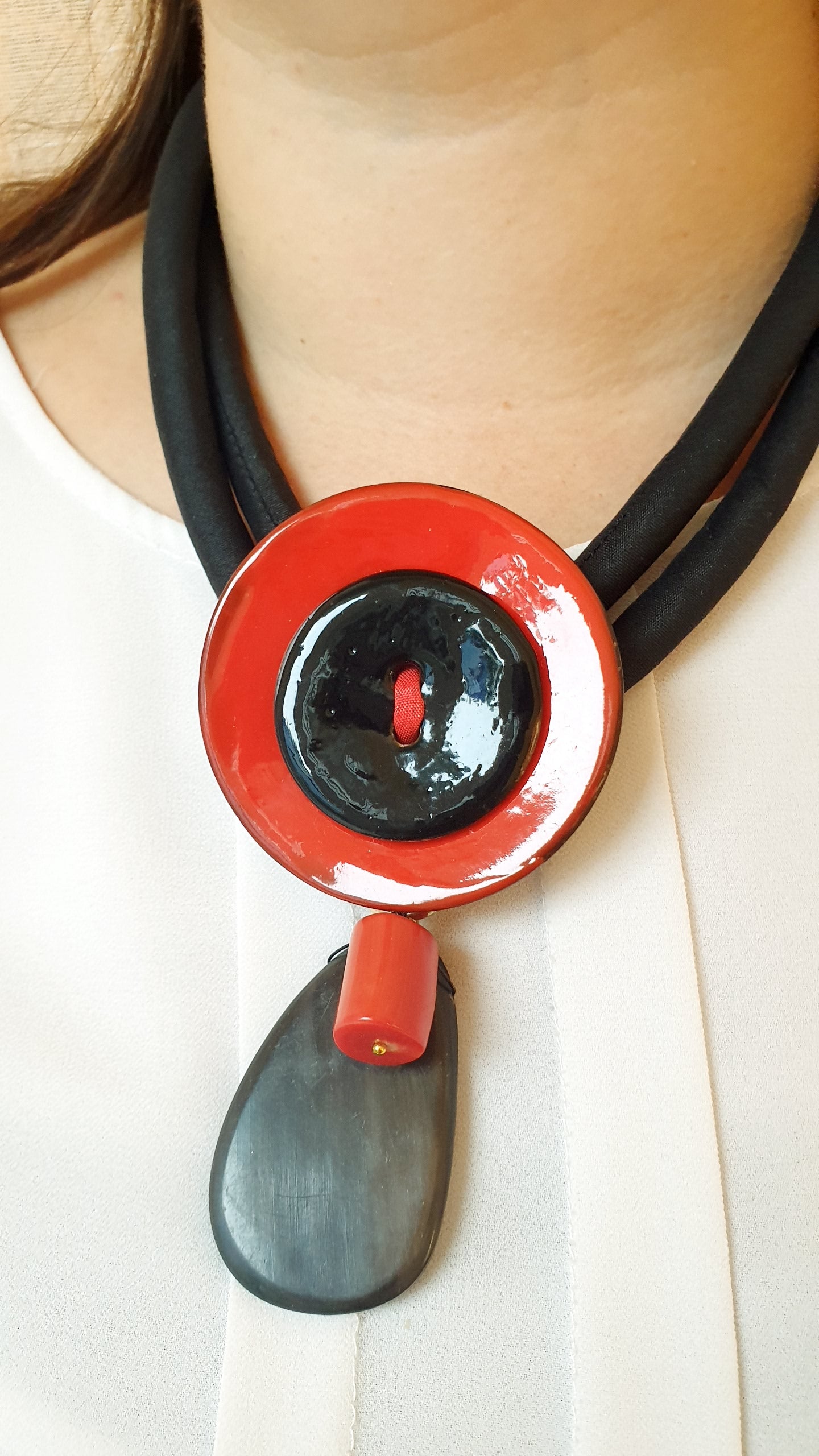 Girocollo in seta con dischi laccati, corno e corallo bamboo