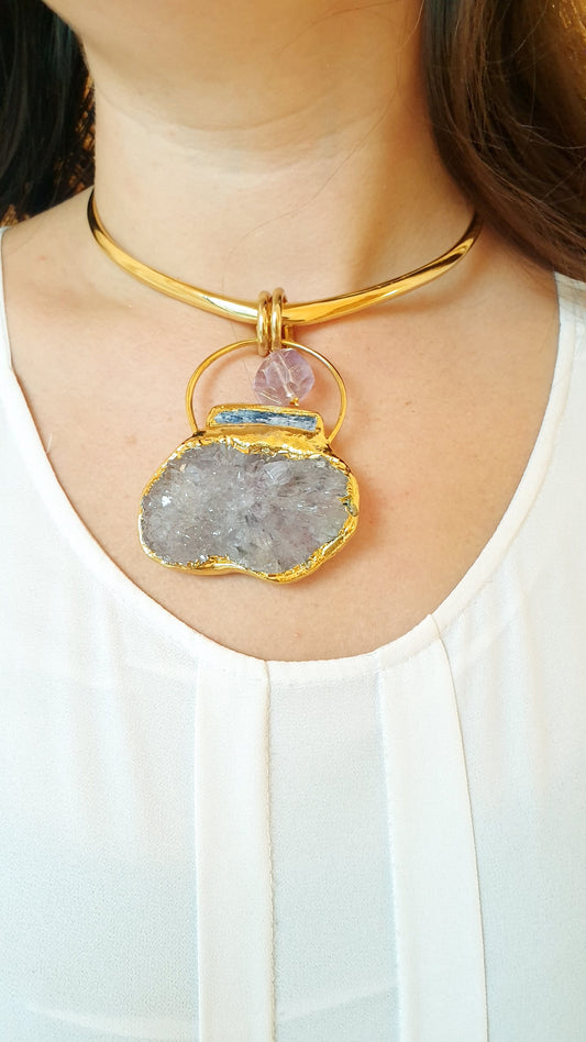 Girocollo placcato oro con grande drusa di ametista con cianite, quarzo ametrino.