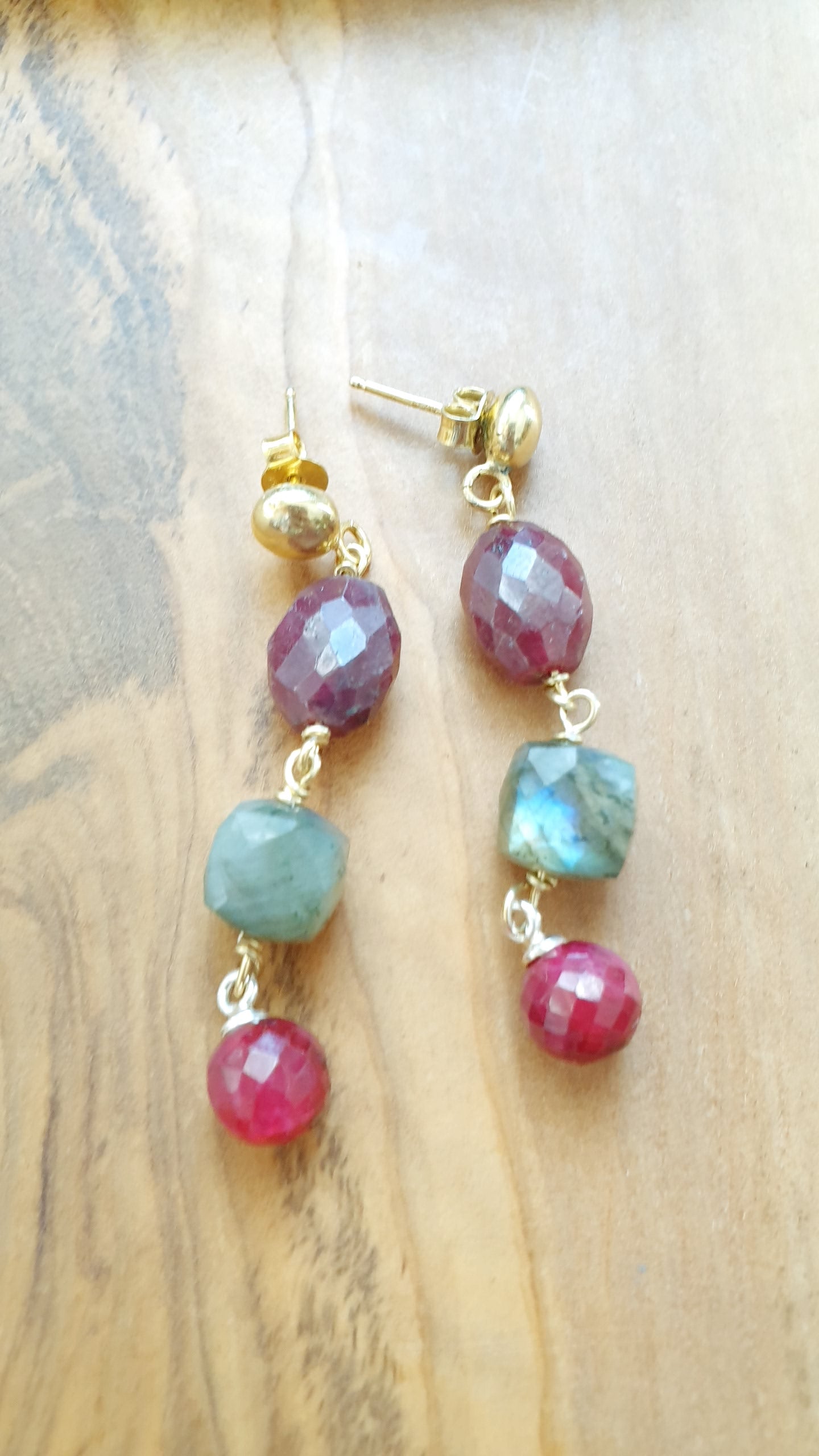 Orecchini in argento con granato, labradorite, radice di ruubino