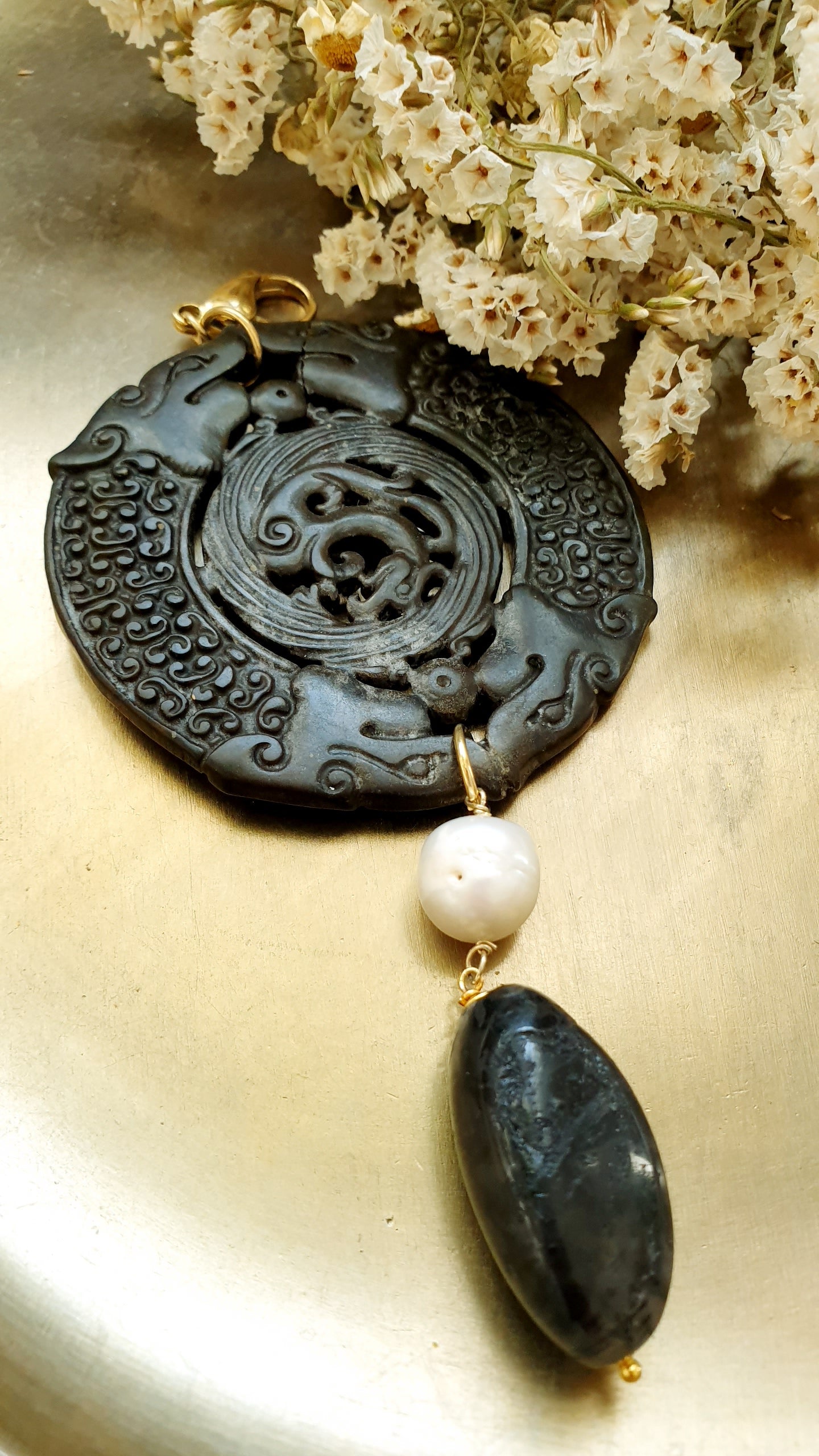 Ciondolo mala con giada, perla barocca, quarzo tornalinato.