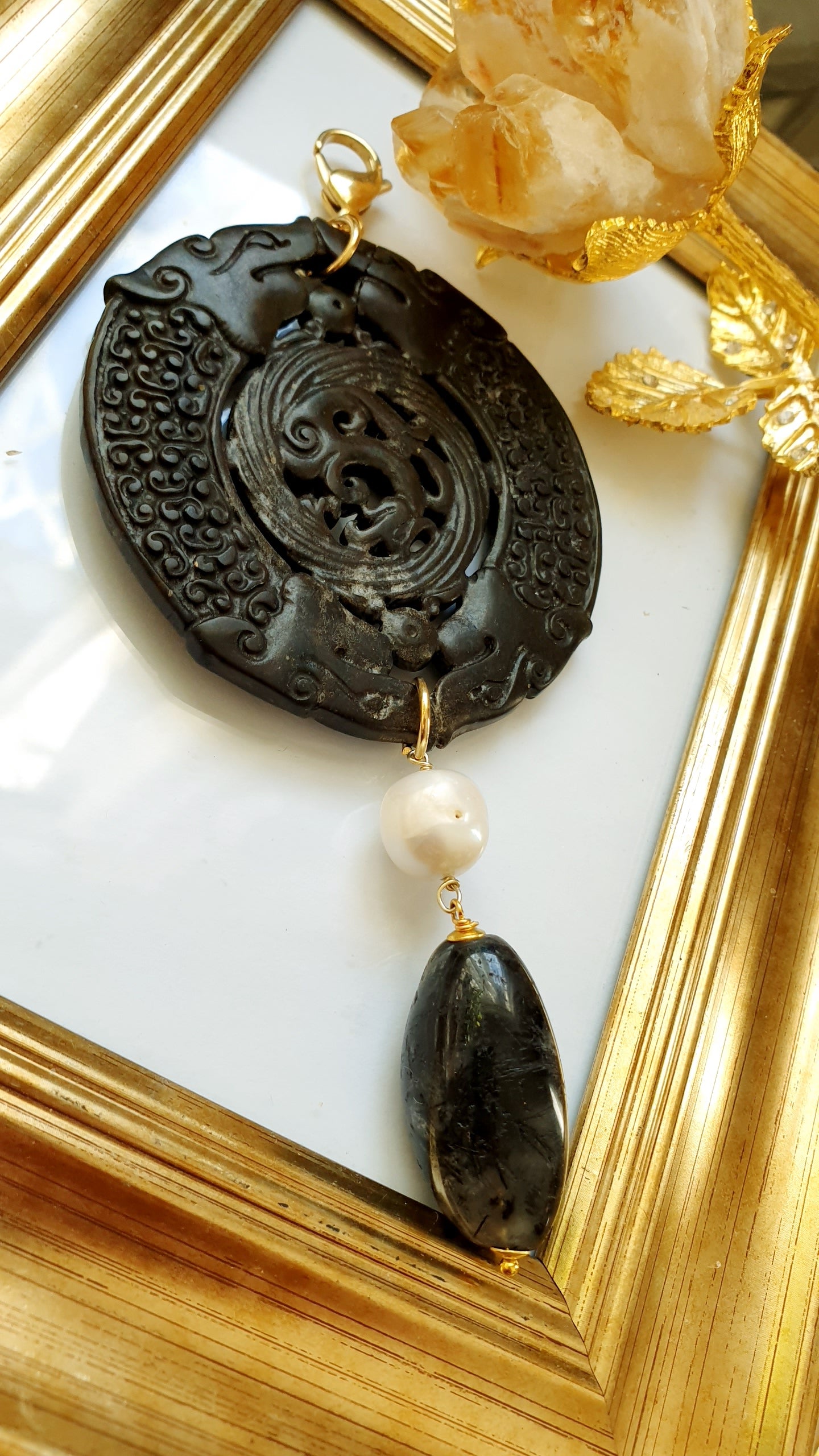 Ciondolo mala con giada, perla barocca, quarzo tornalinato.