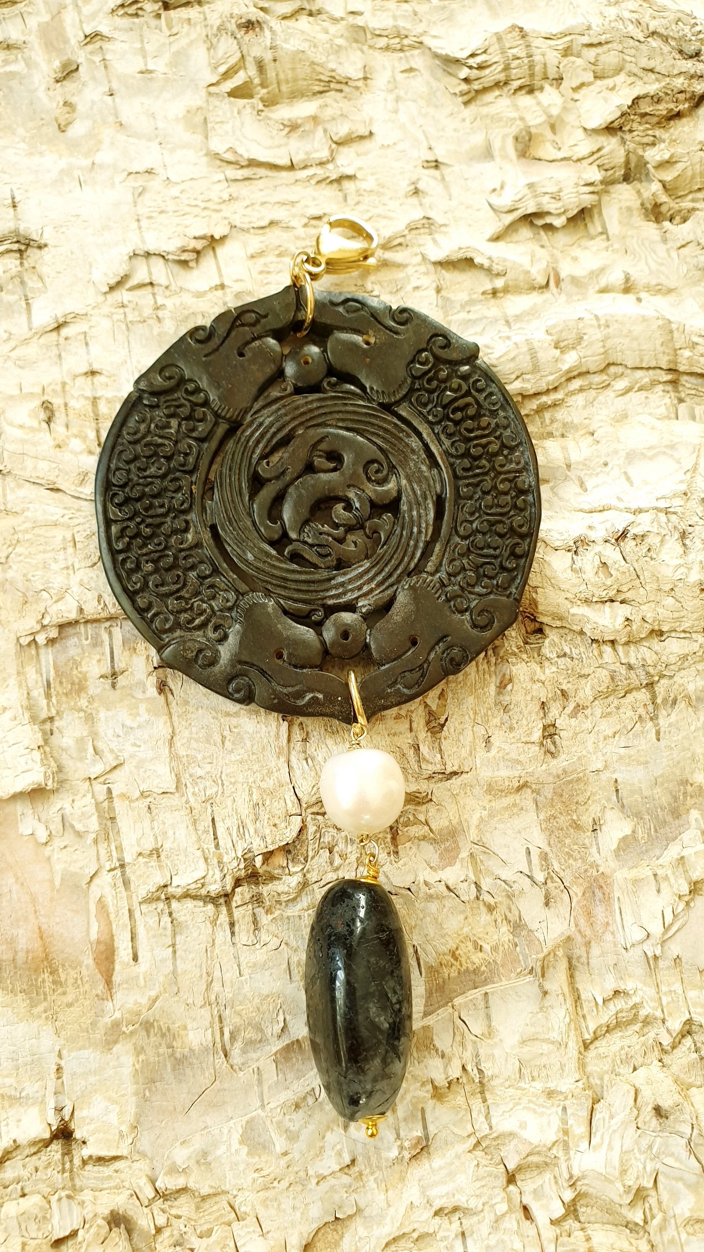 Ciondolo mala con giada, perla barocca, quarzo tornalinato.