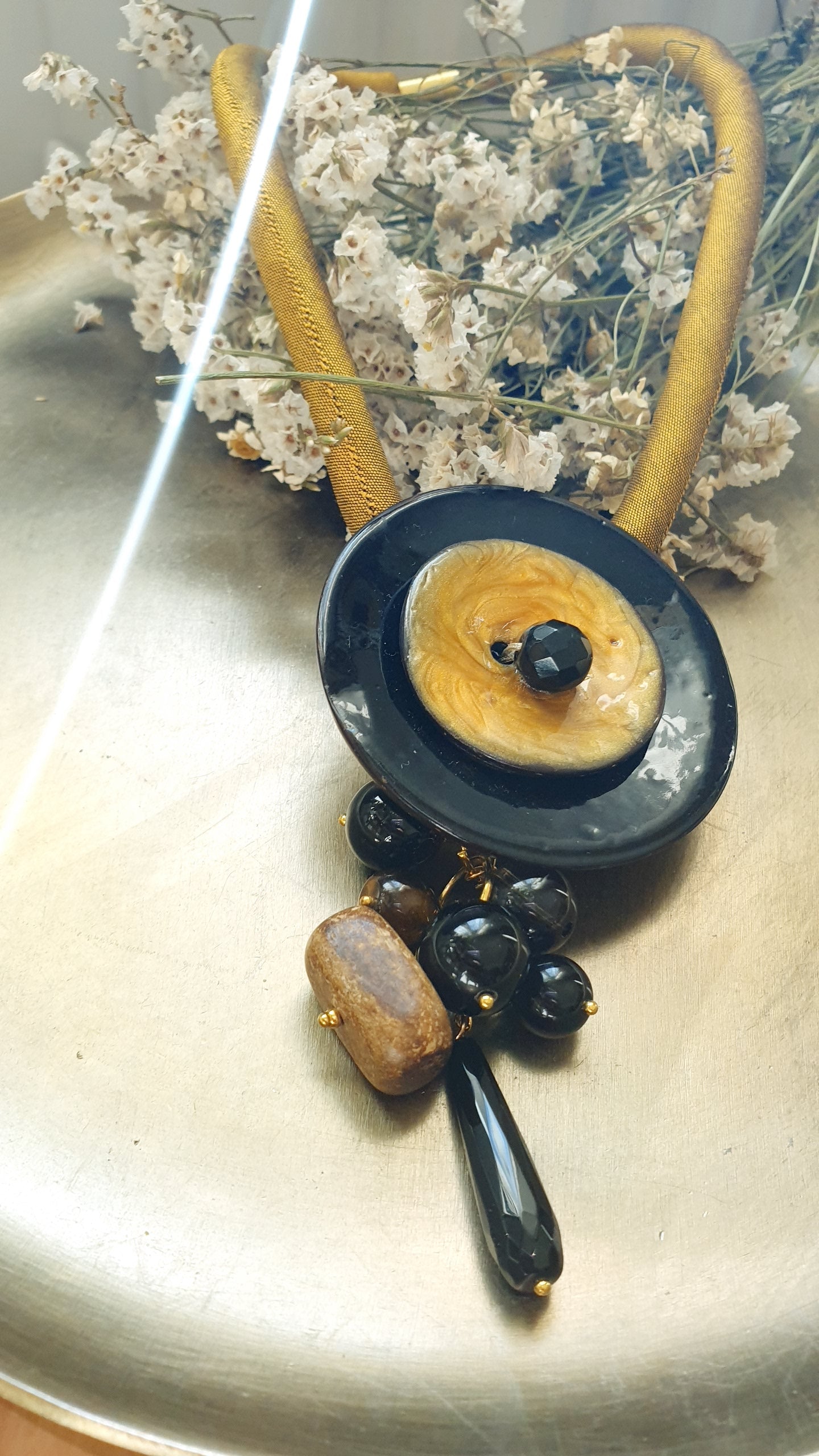 Girocollo in seta con cerchi laccati, onice, quarzo fumo.