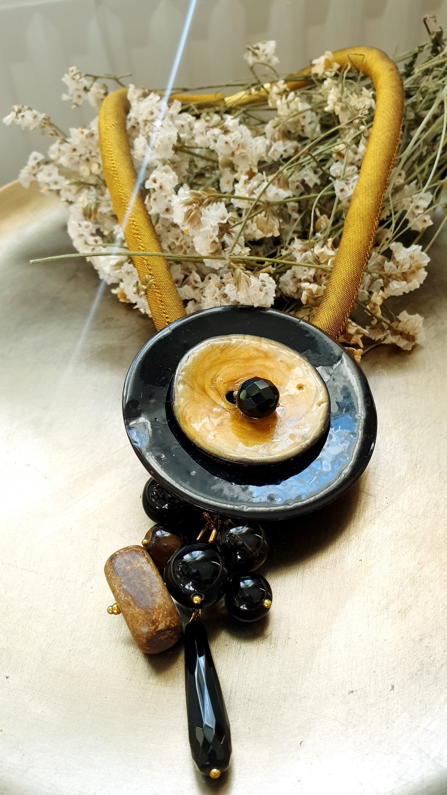 Girocollo in seta con cerchi laccati, onice, quarzo fumo.