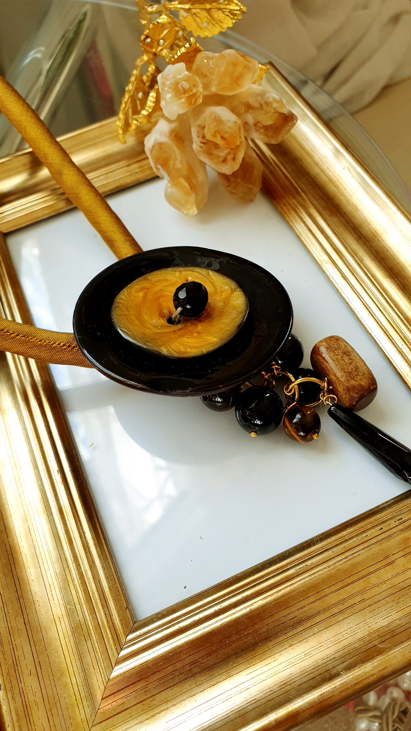 Girocollo in seta con cerchi laccati, onice, quarzo fumo.