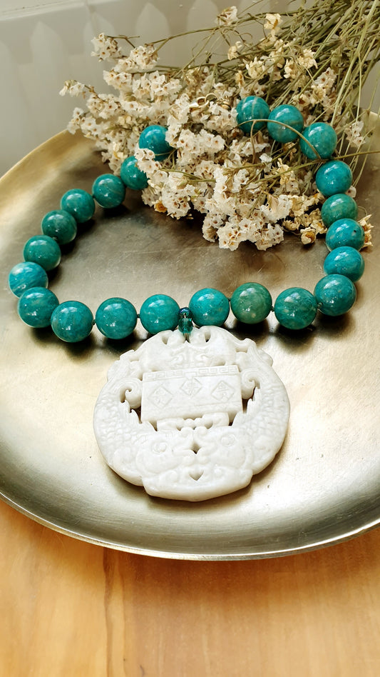 Girocollo in amazzonite con giada intagliata