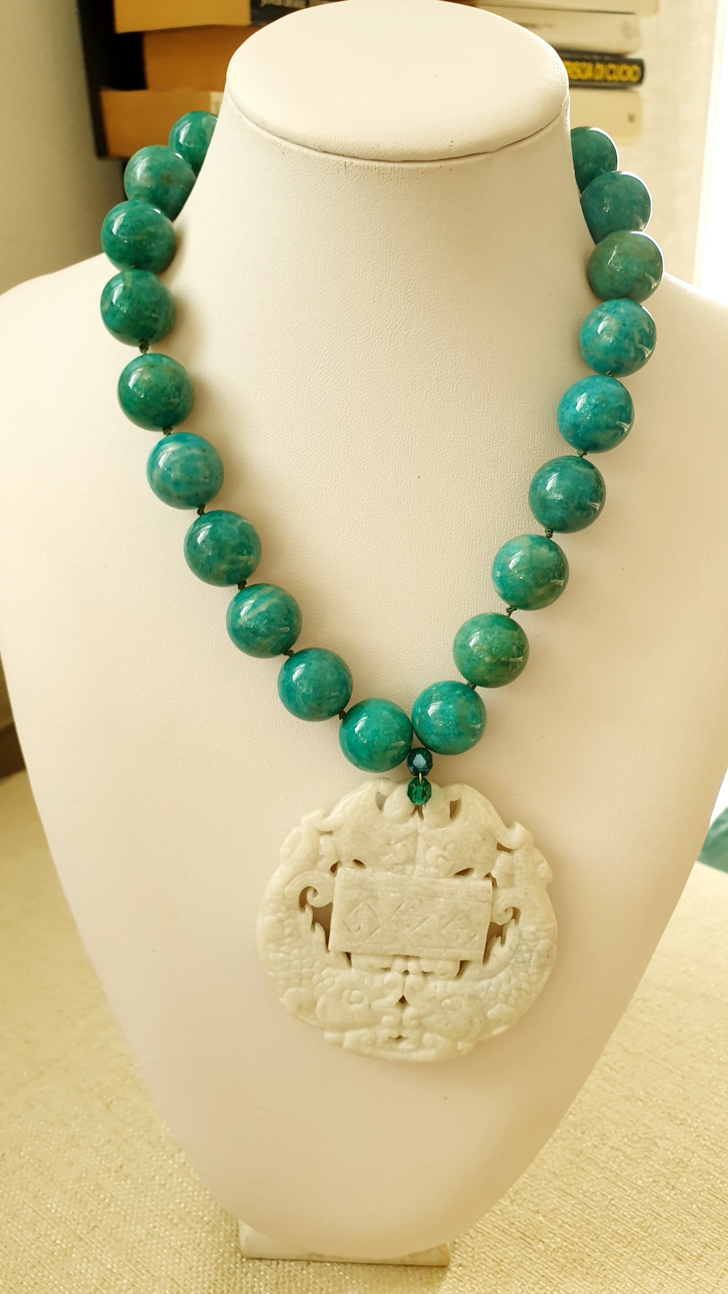 Girocollo in amazzonite con giada intagliata