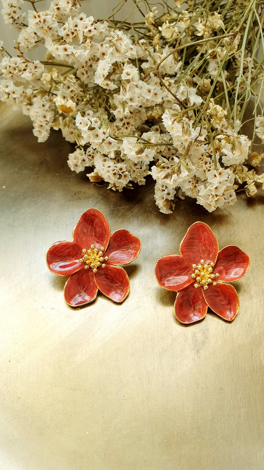Orecchini a perno, fiore in ottone laccato bordeaux