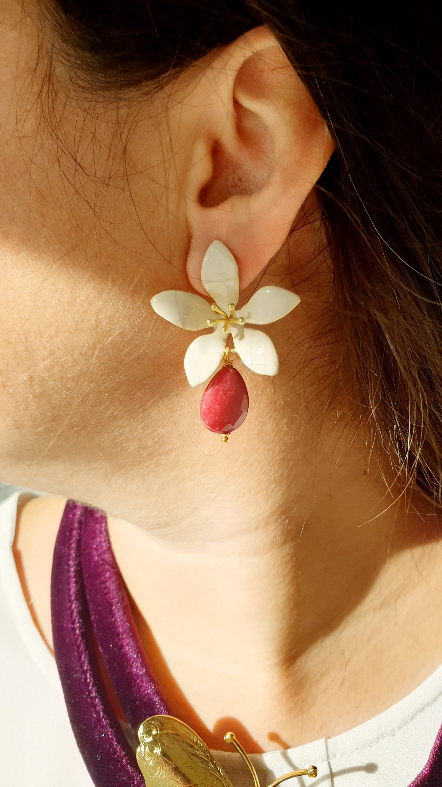 Graziosi orecchini in resina con giada