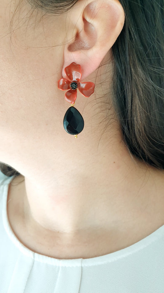 Orecchini a perno fiore laccato e onice