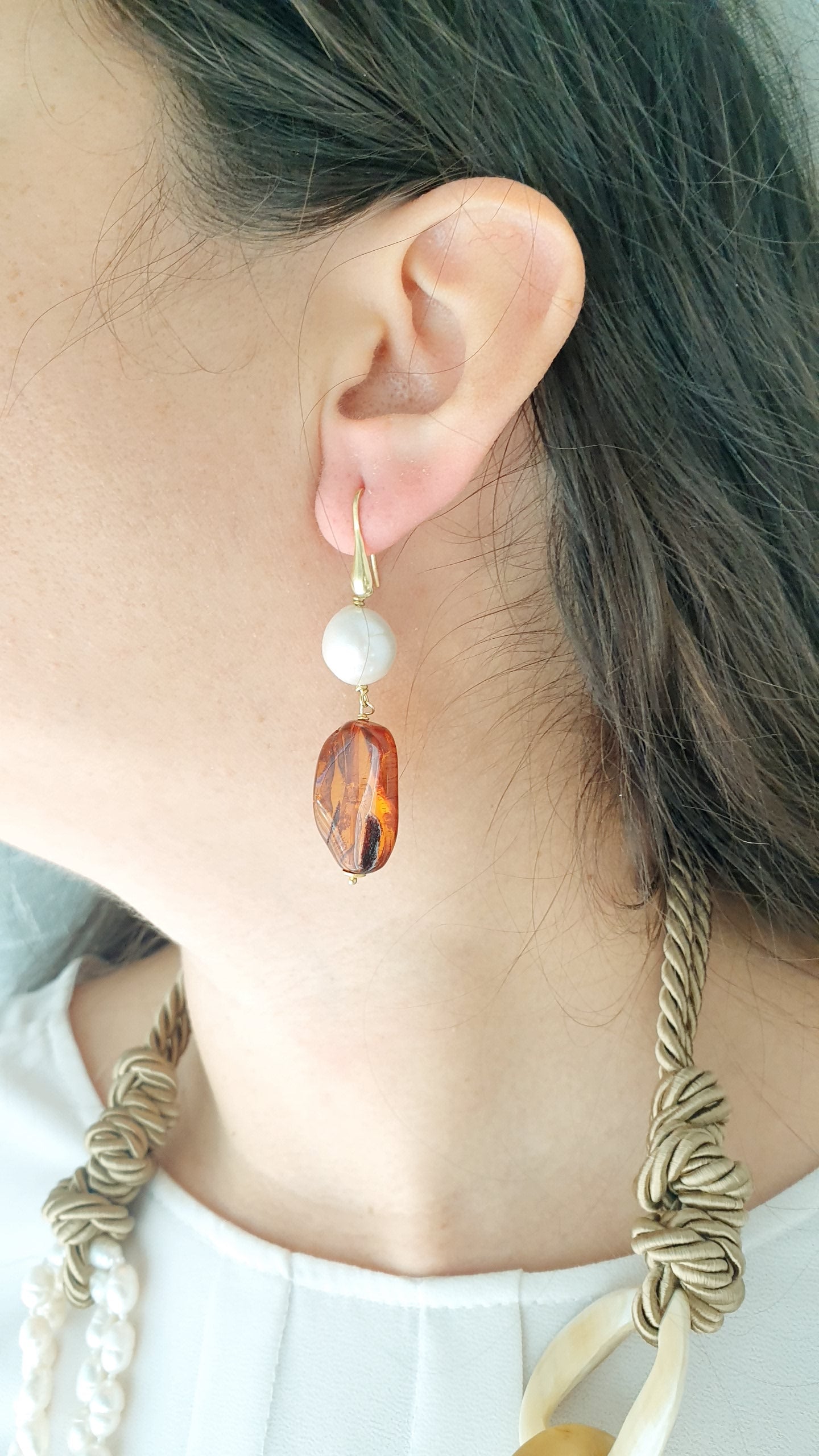 Orecchini in argento con ambra e perle
