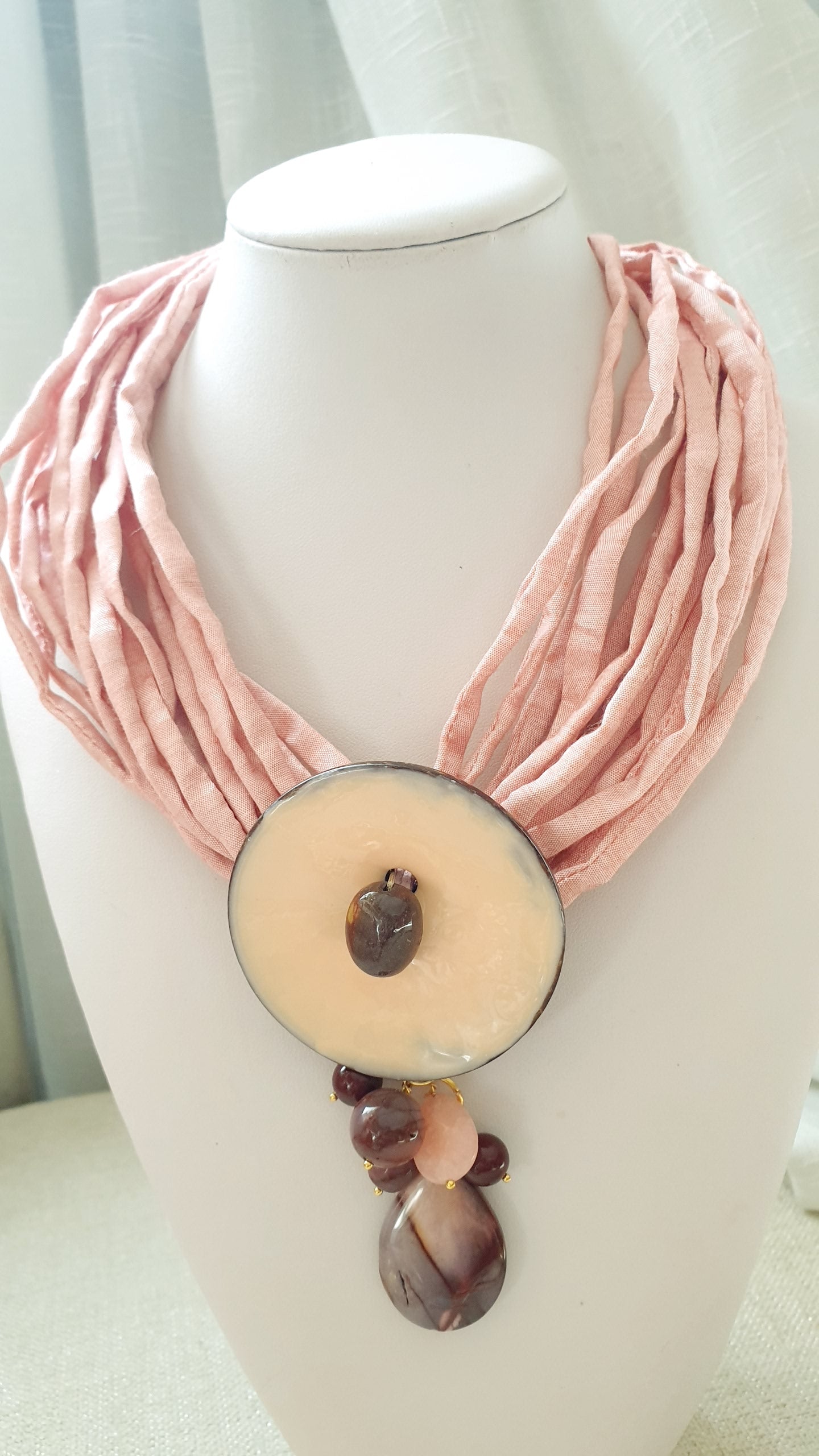 Girocollo in stoffa con disco laccato e mokaite