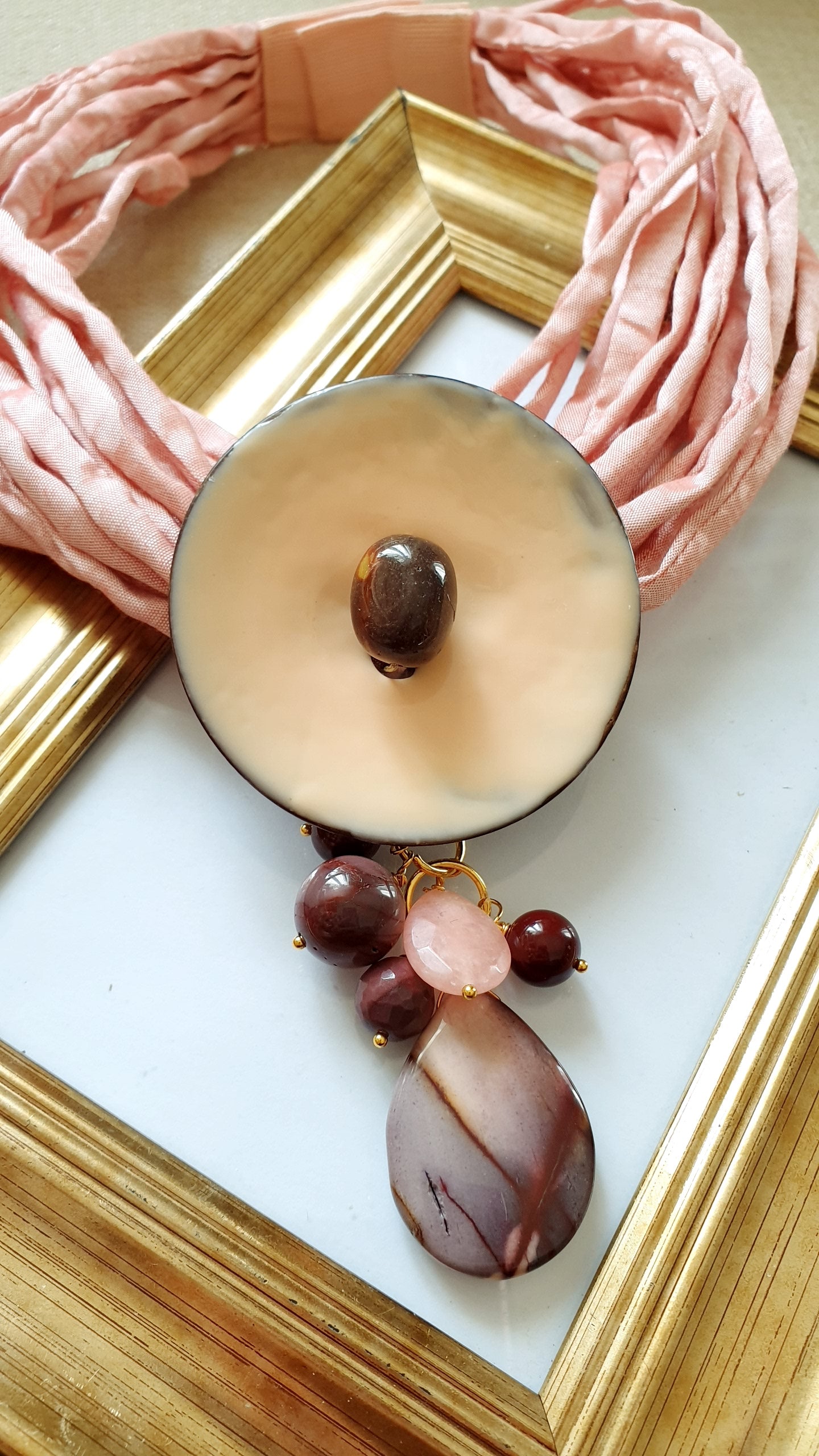 Girocollo in stoffa con disco laccato e mokaite