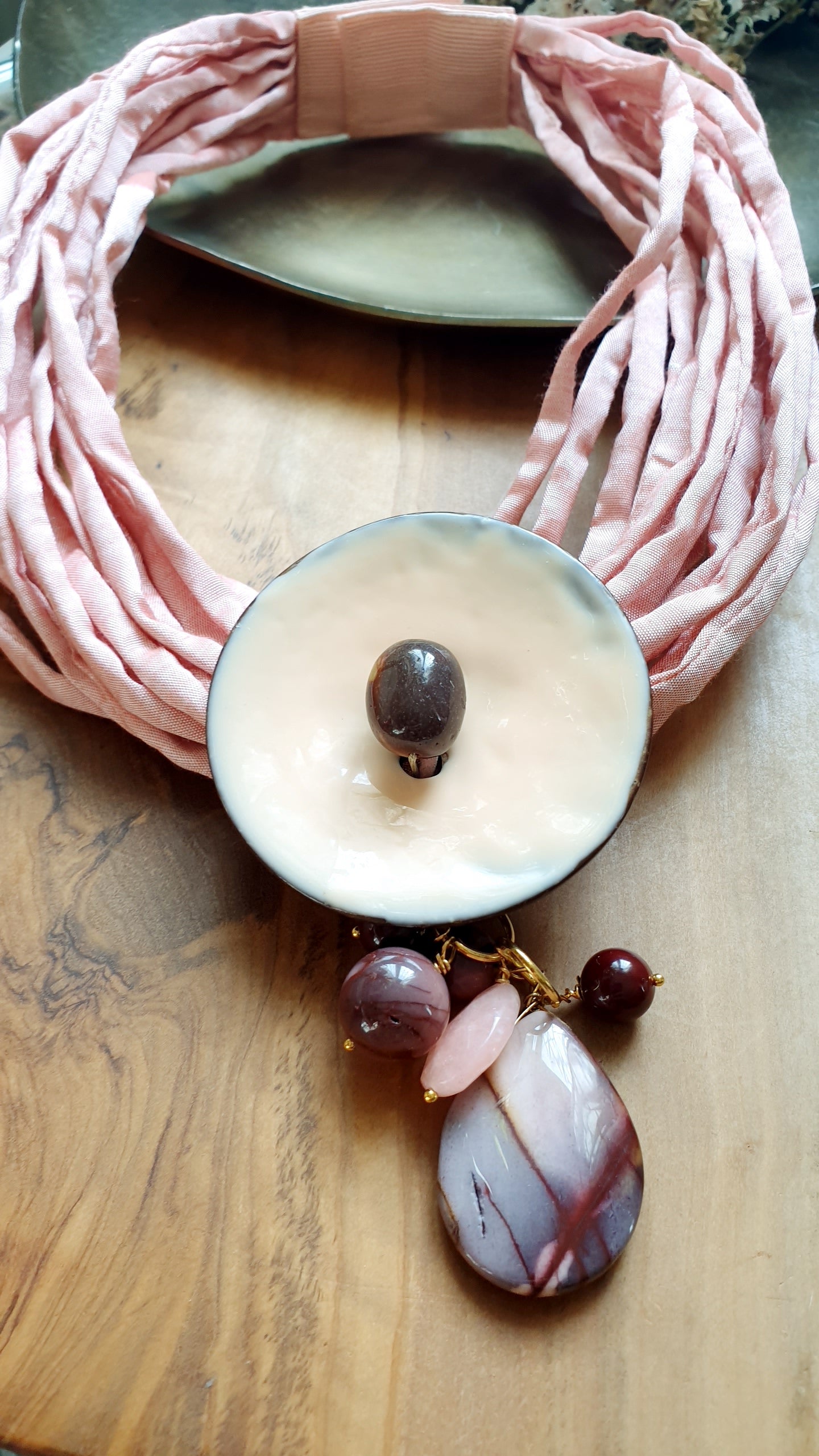 Girocollo in stoffa con disco laccato e mokaite