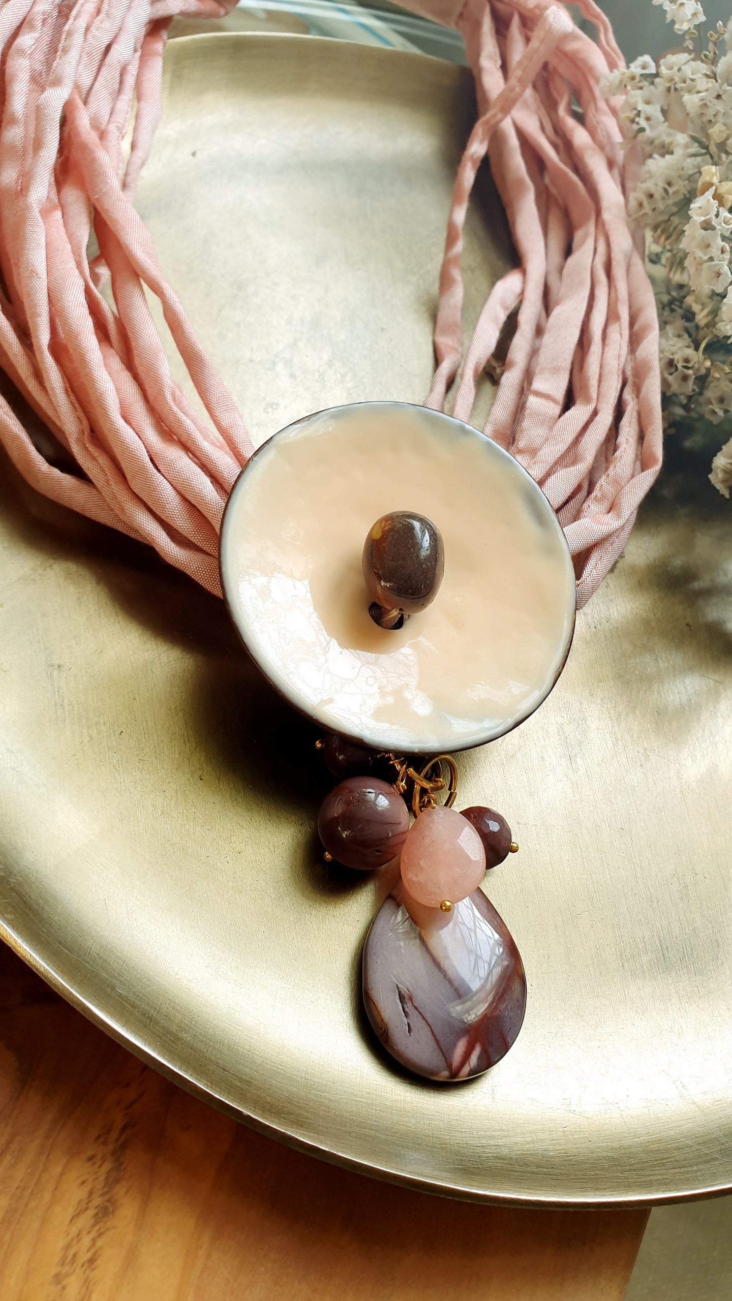 Girocollo in stoffa con disco laccato e mokaite