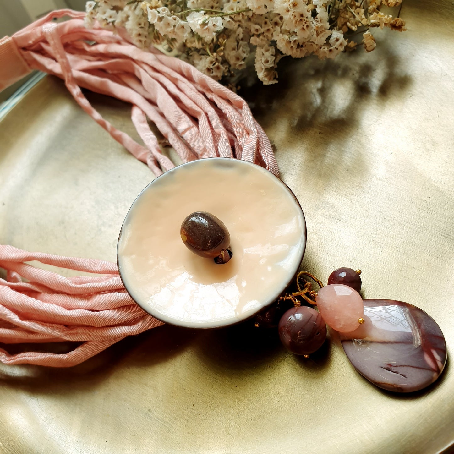 Girocollo in stoffa con disco laccato e mokaite