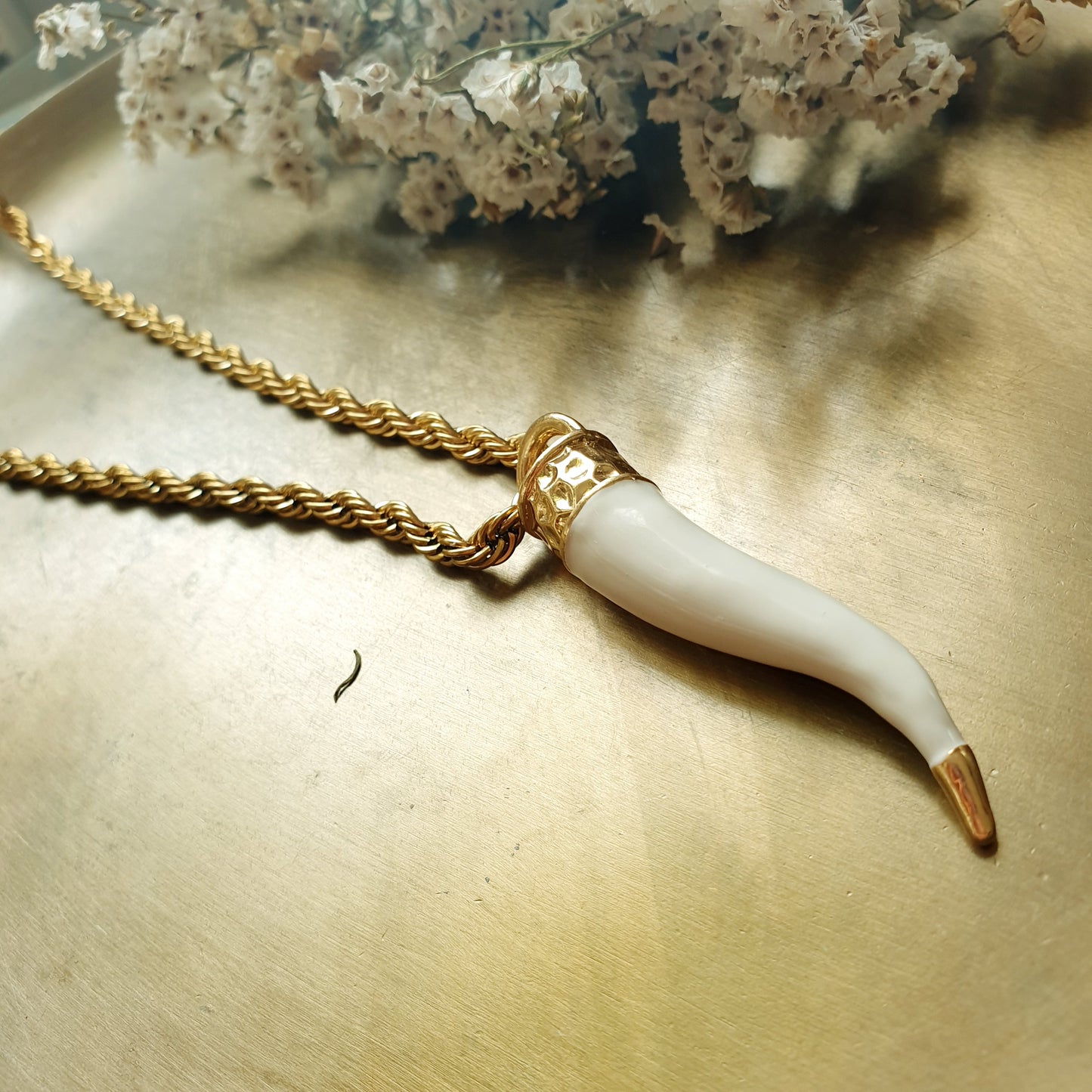 Girocollo in acciaio con corno in ceramica