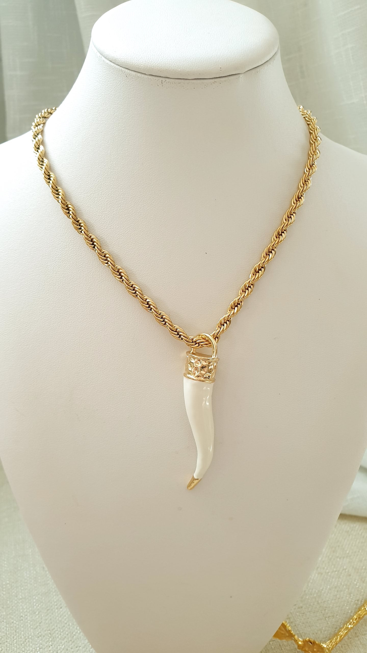 Girocollo in acciaio con corno in ceramica