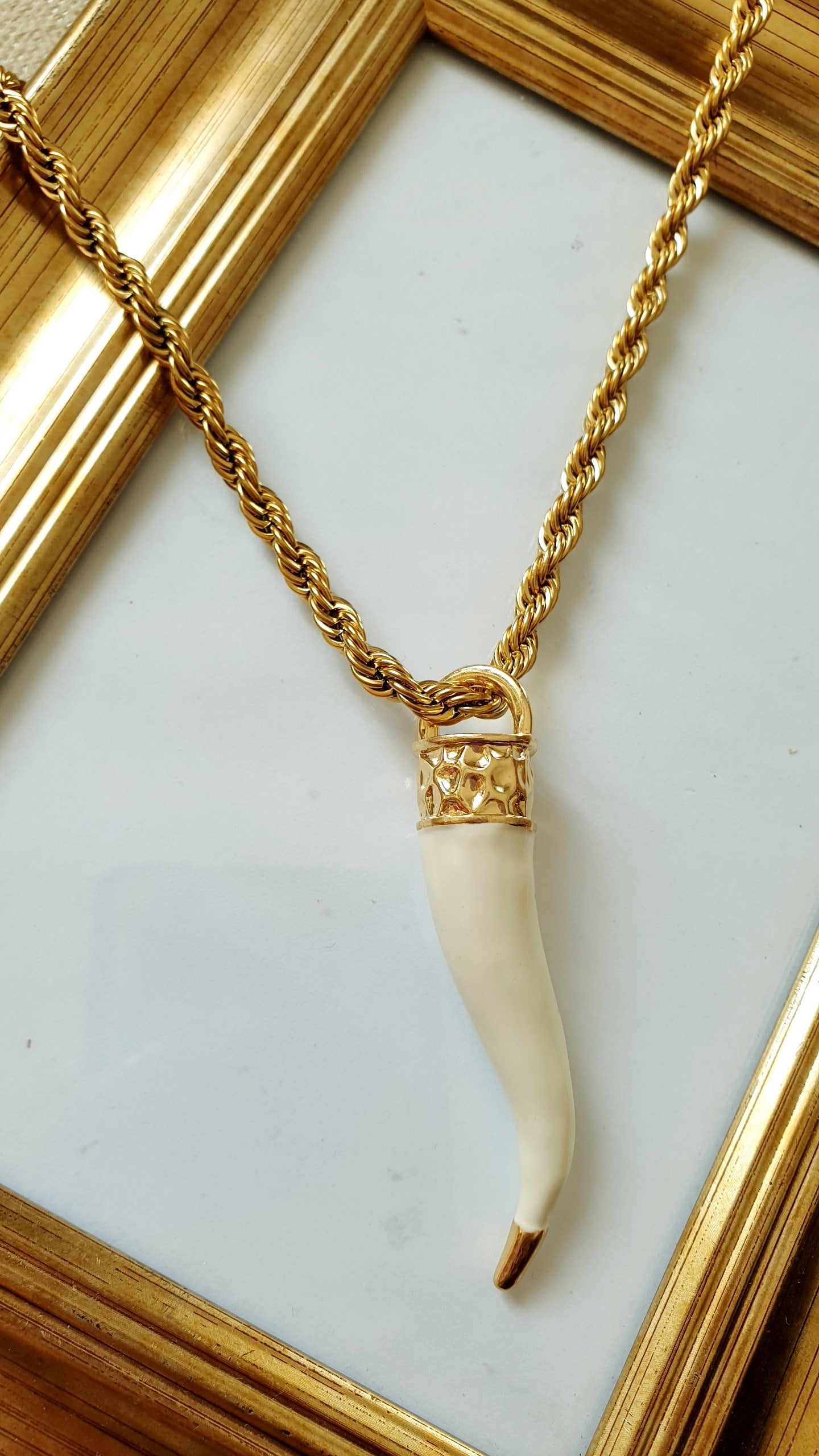 Girocollo in acciaio con corno in ceramica