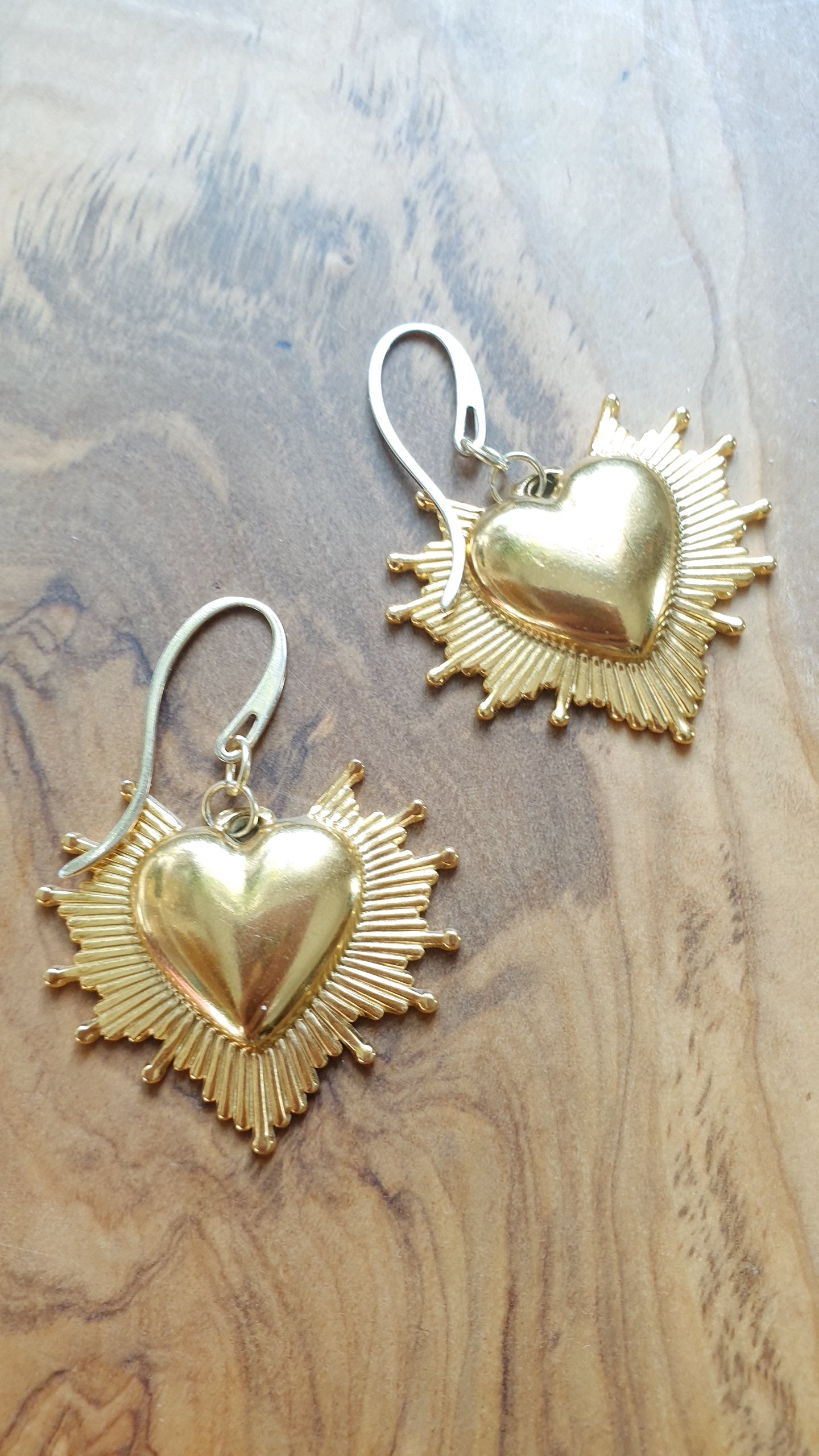 Orecchini cuore sacro in ottone