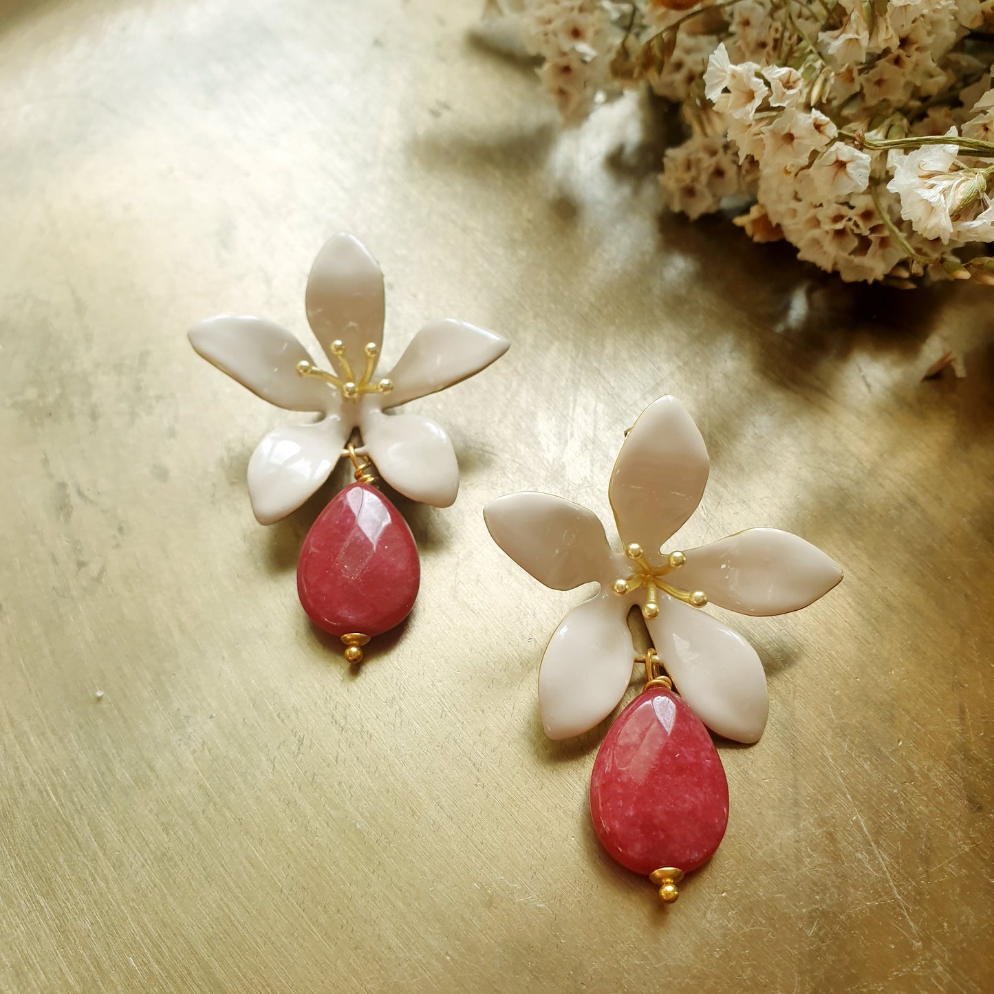 Graziosi orecchini in resina con giada