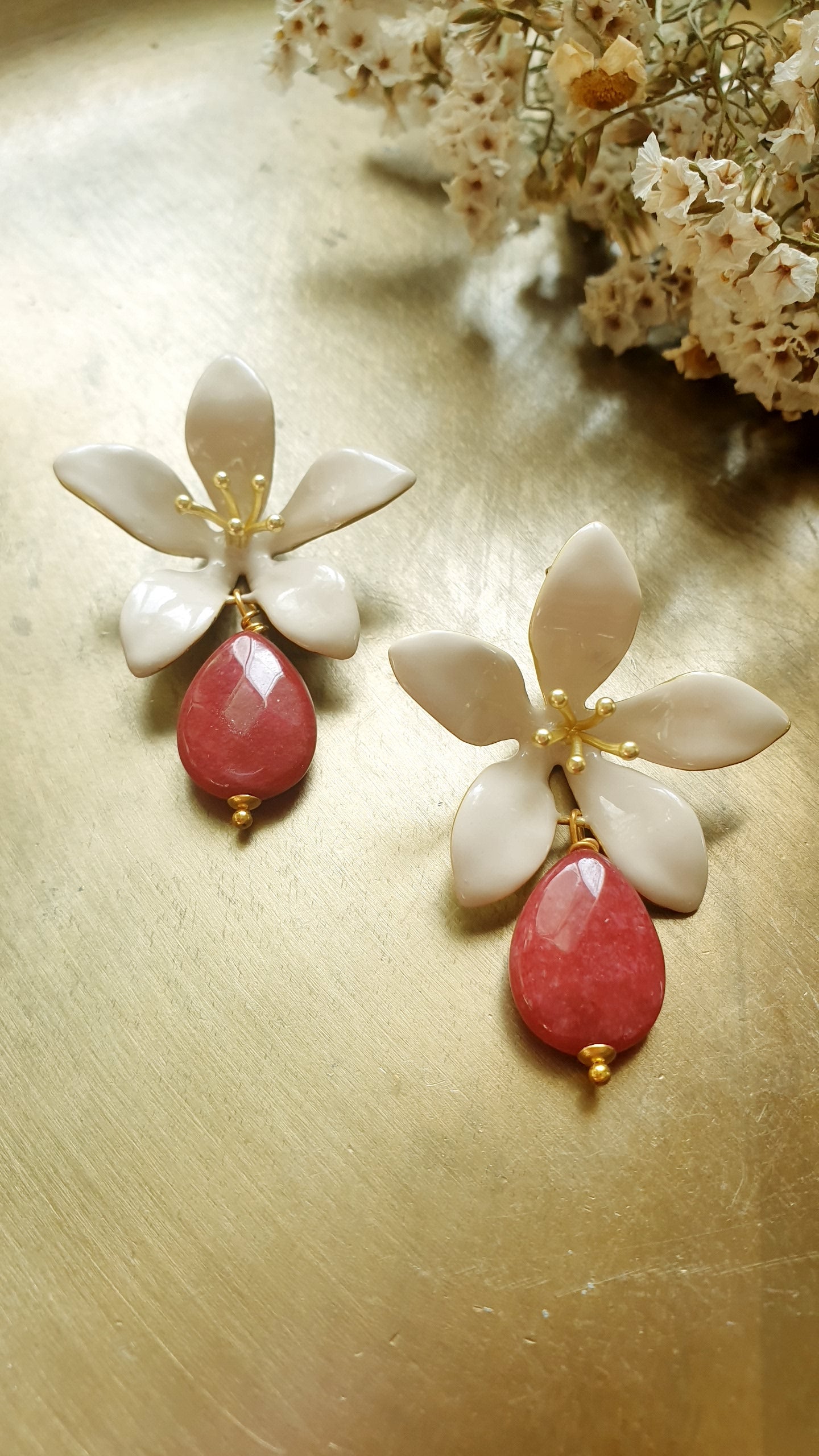 Graziosi orecchini in resina con giada