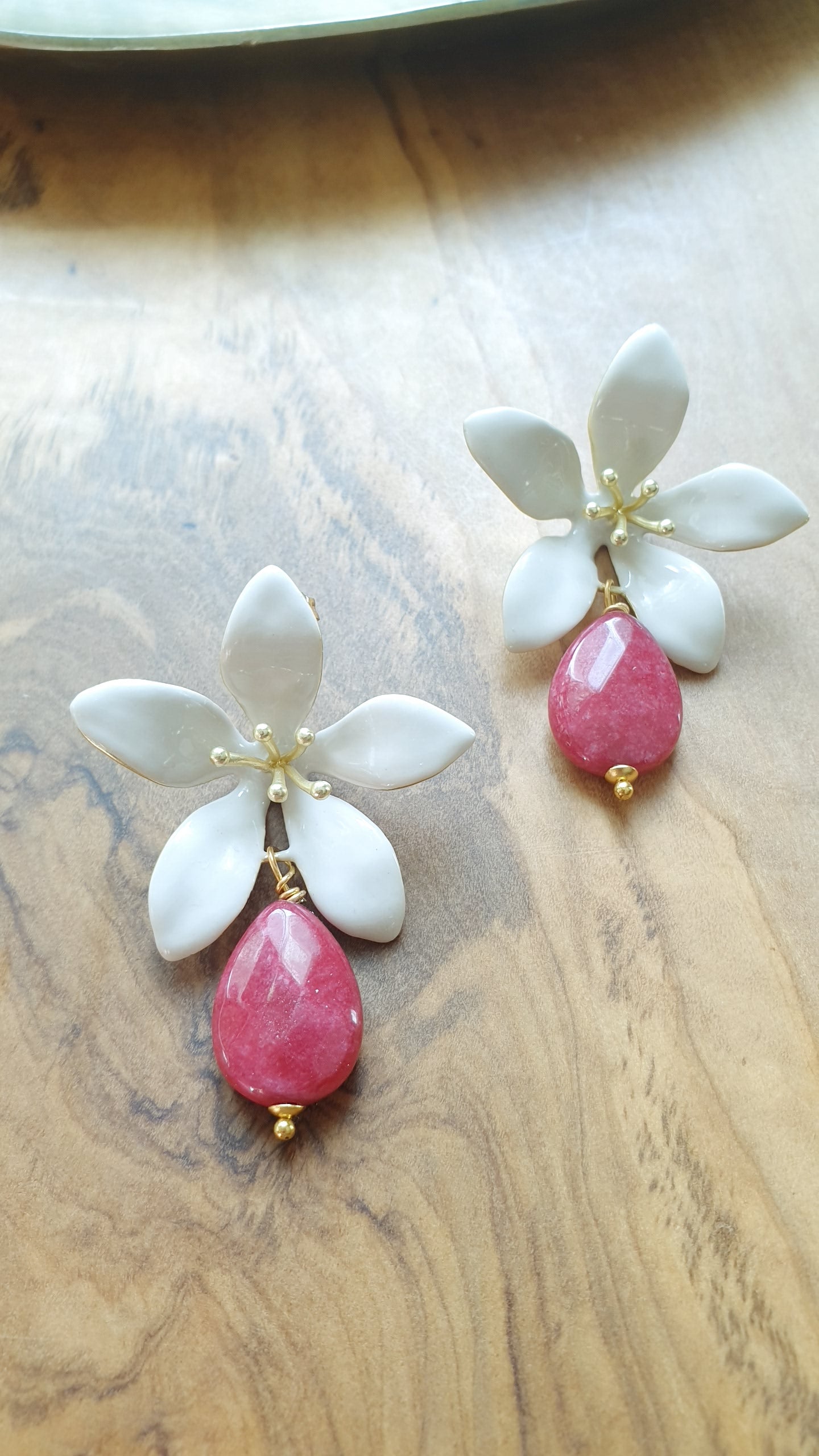 Graziosi orecchini in resina con giada