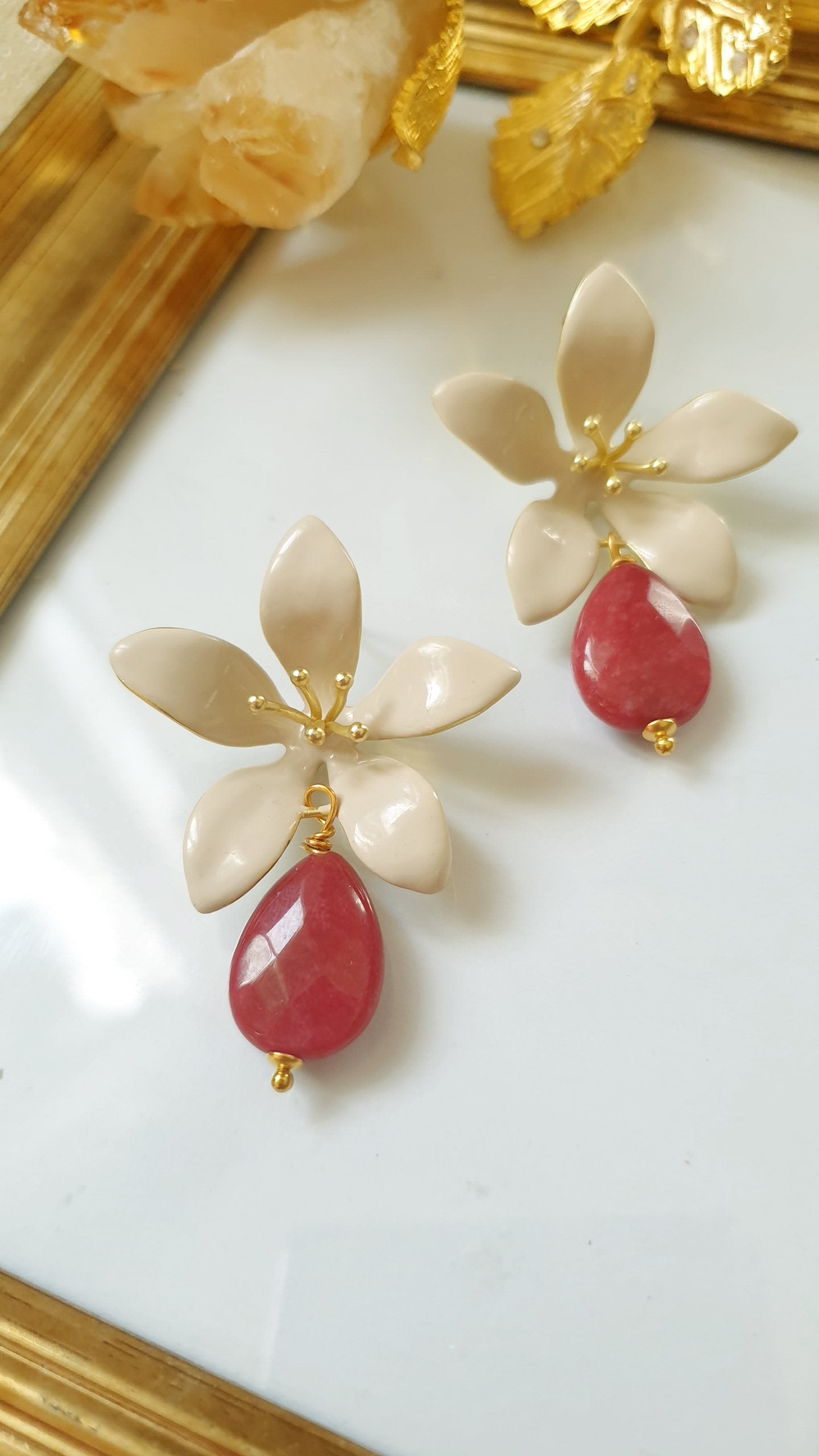 Graziosi orecchini in resina con giada