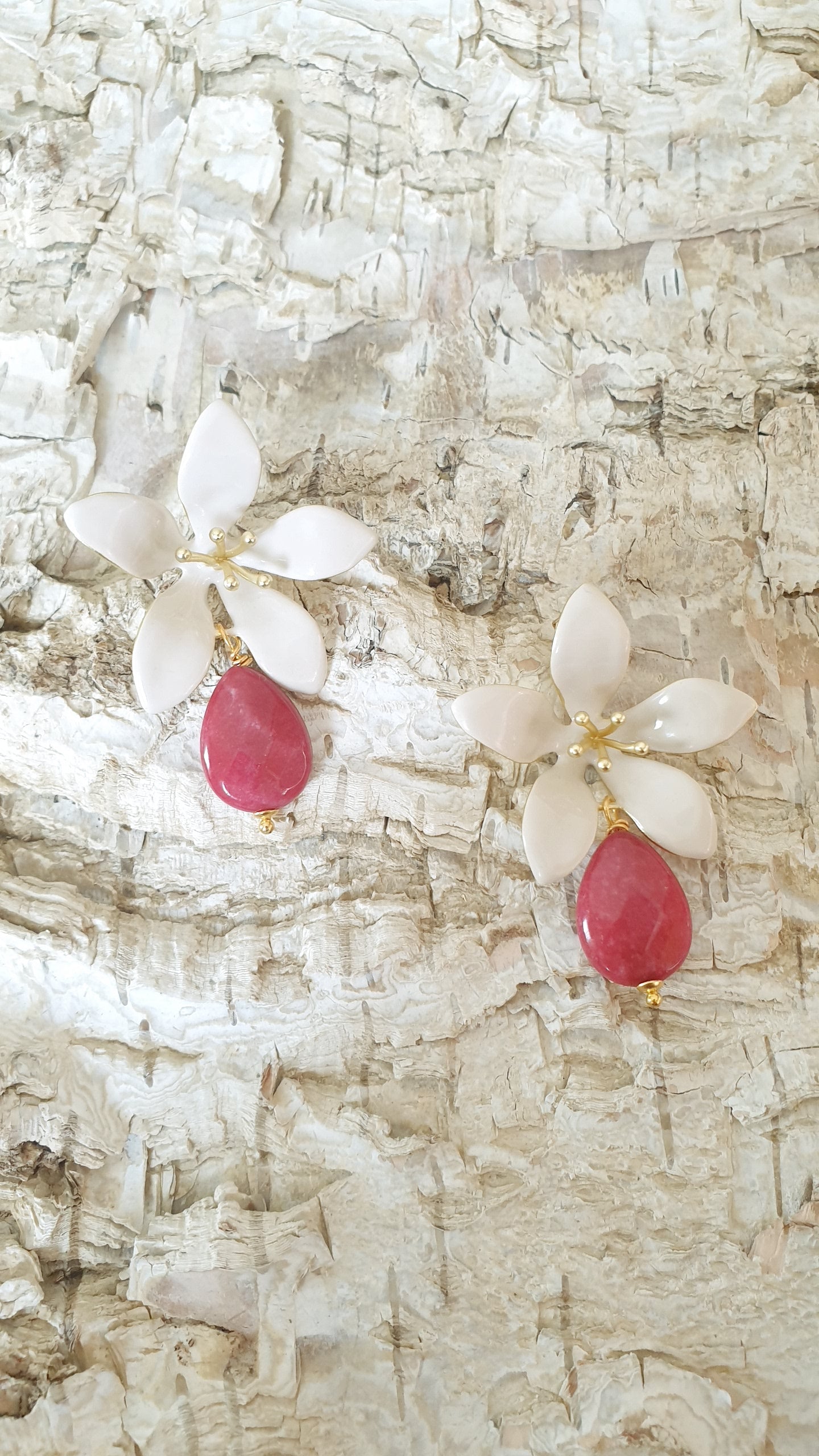 Graziosi orecchini in resina con giada