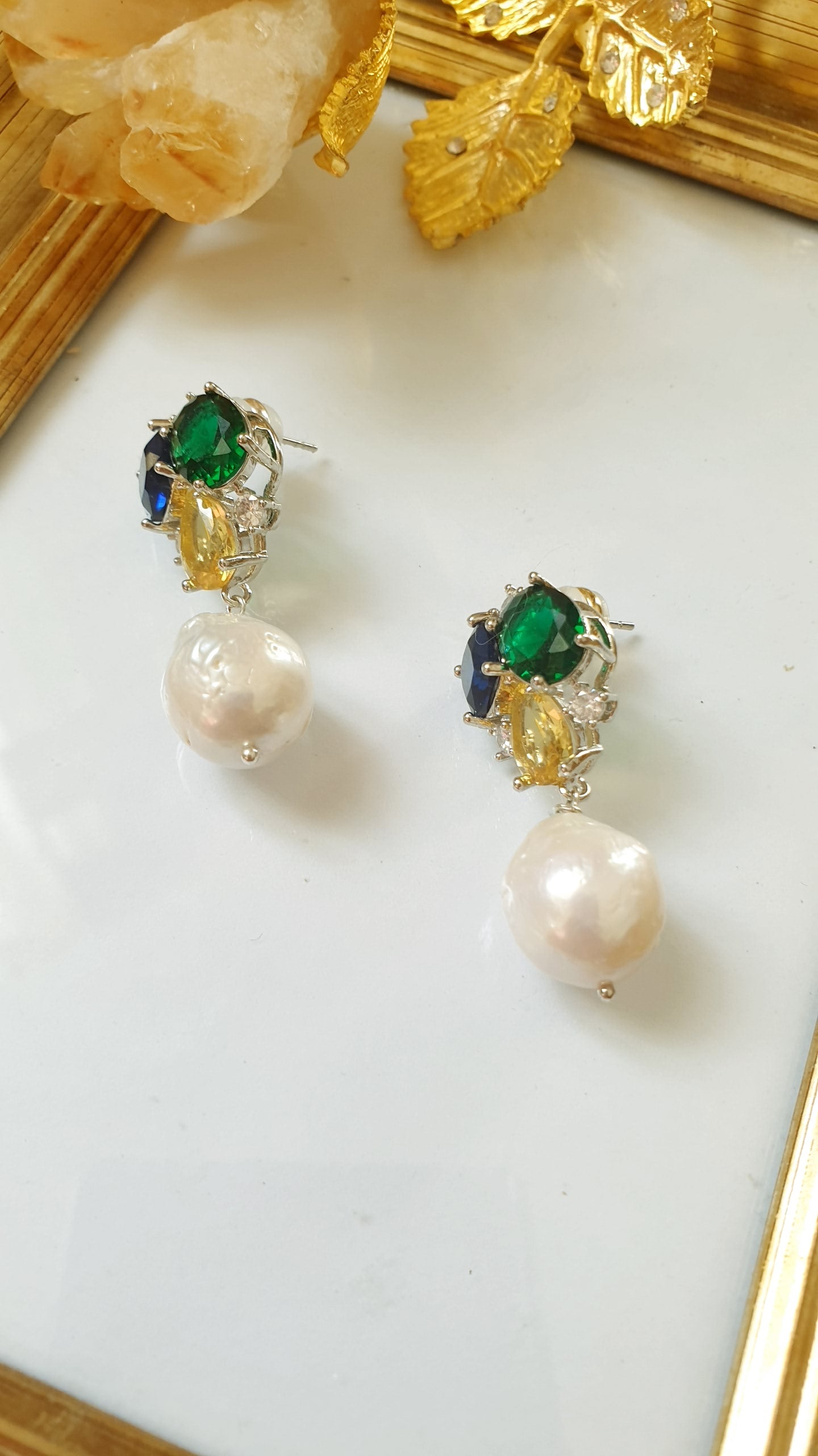 Orecchini in acciaio e cristalli con perla barocca