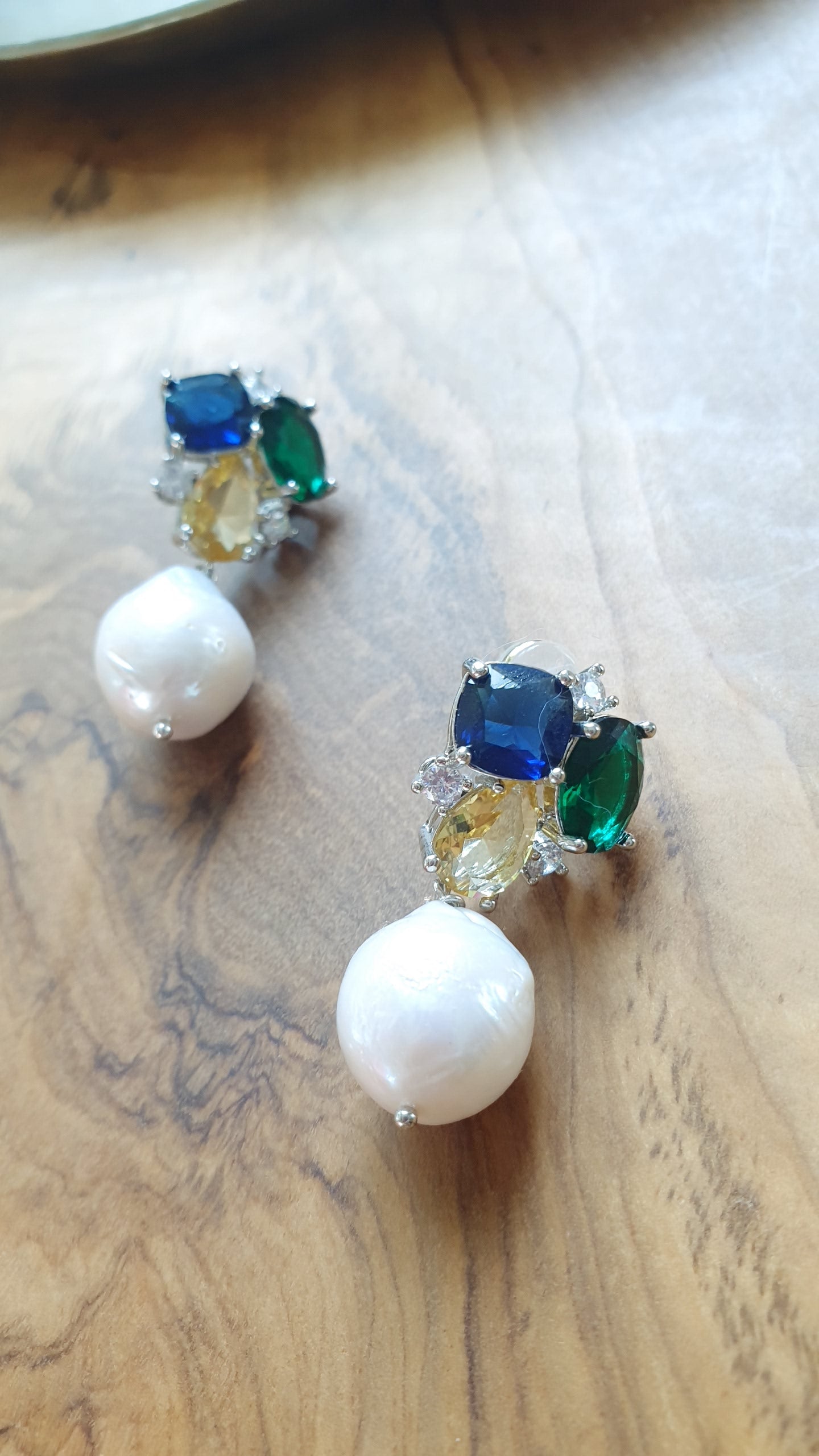 Orecchini in acciaio e cristalli con perla barocca