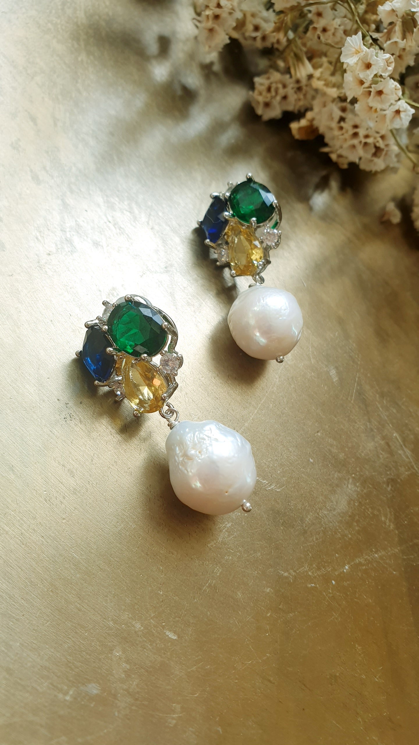 Orecchini in acciaio e cristalli con perla barocca