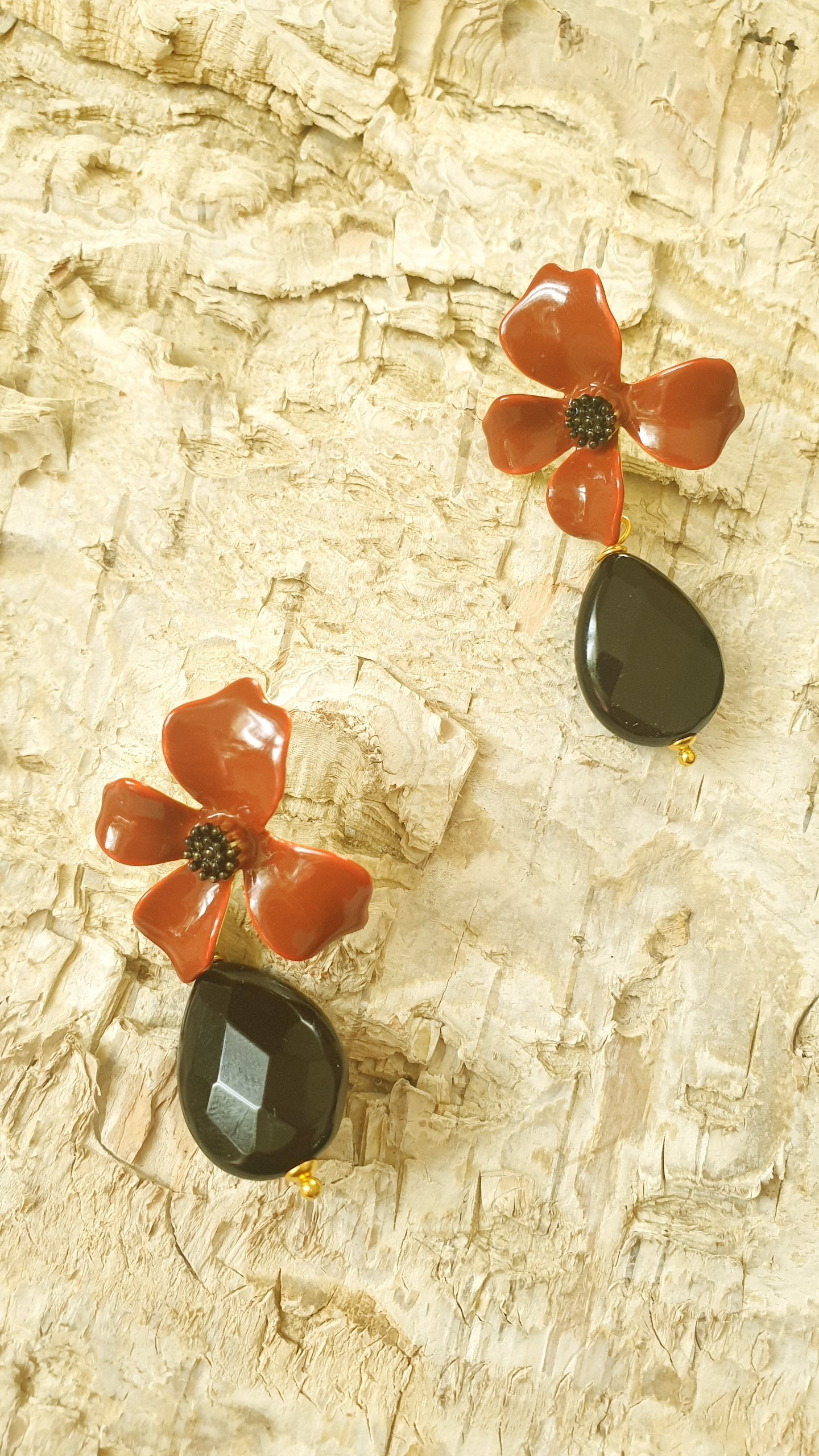 Orecchini a perno fiore laccato e onice