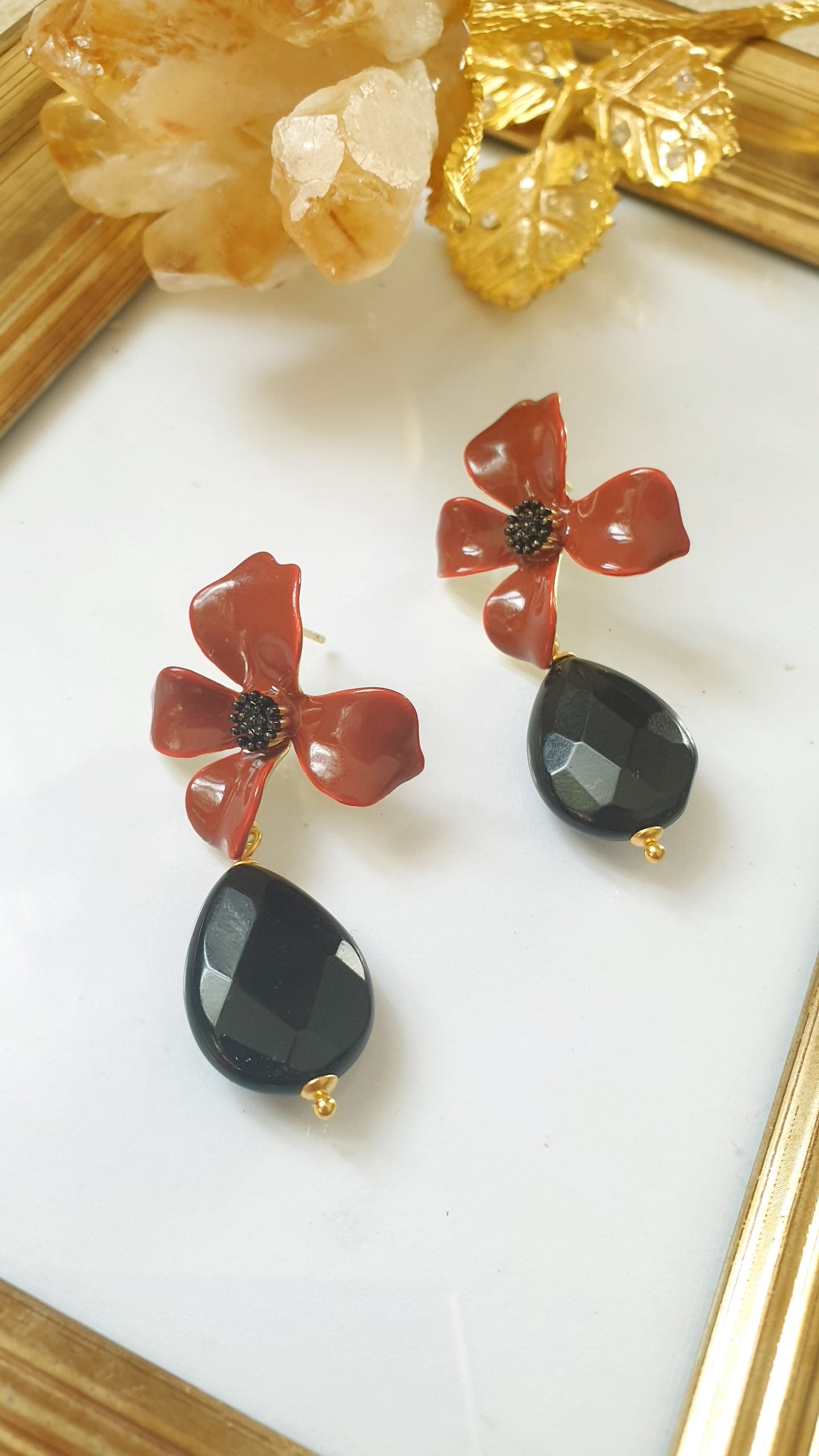 Orecchini a perno fiore laccato e onice