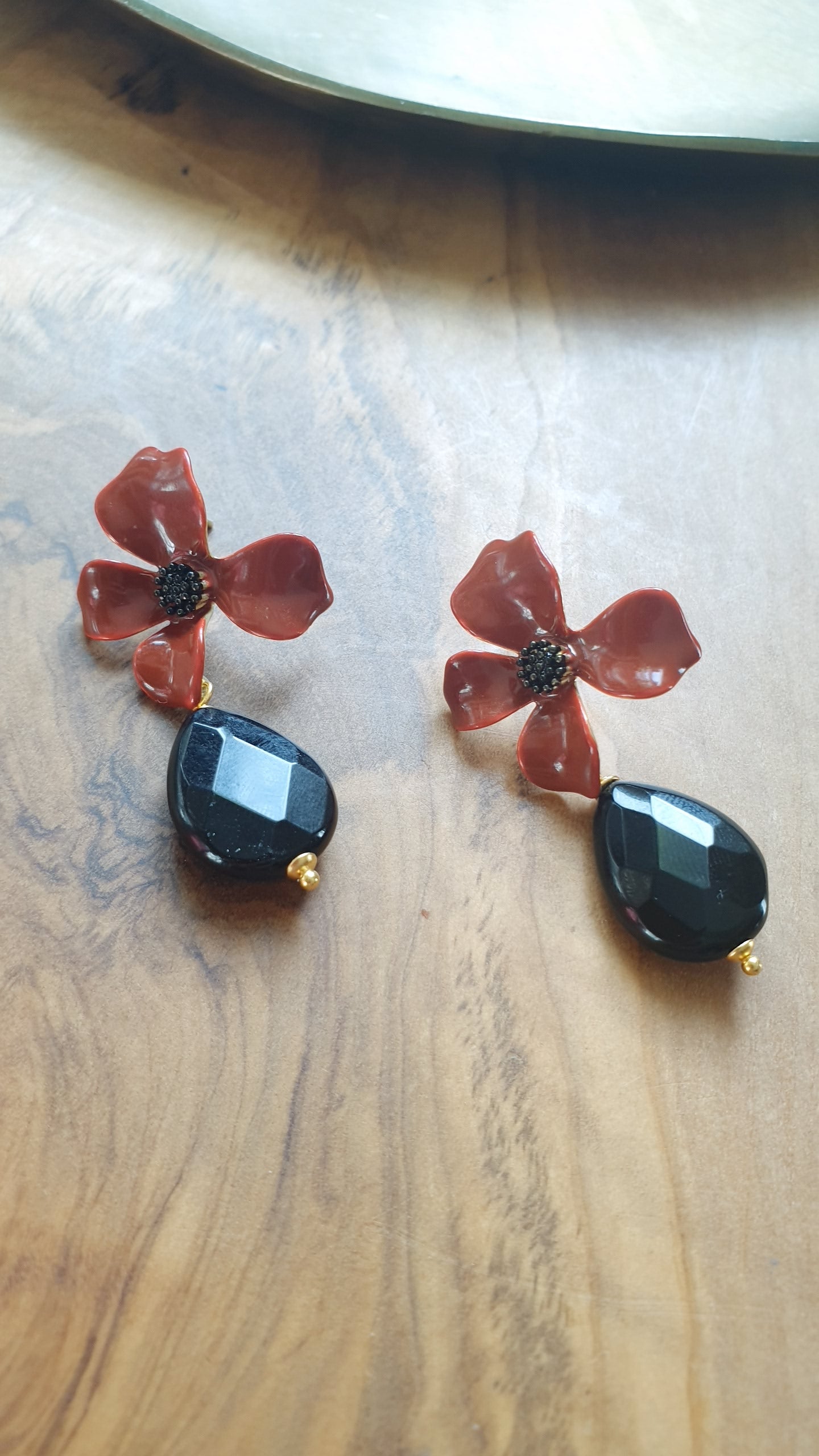Orecchini a perno fiore laccato e onice